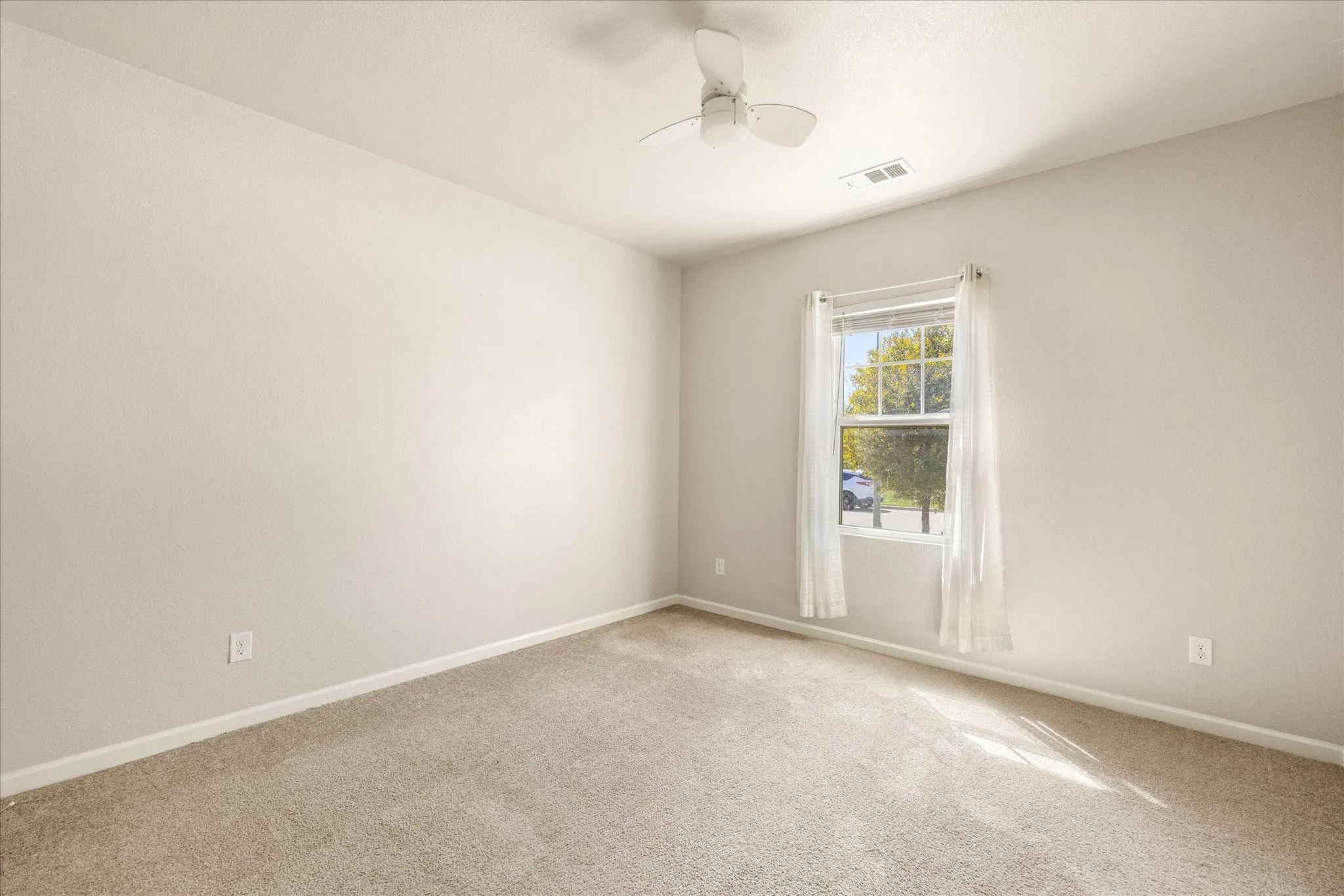 Single Family Residence For Sale in Tarrant County , 433 Starboard Drive, Crowley, Texas 76036, 4 Bedroom, 2 Bathroom, 2 Garage spaces, 1,940 Sqft, built in 2019, mls#21387728, Real Estate Agent in Crowley, Homes For Sale in Tarrant county, Homes For Sale in Crowley, Realtor in Crowley Texas, Real Estate Brokerage Independent Realty Texas, Luminita Cordes Realtor
