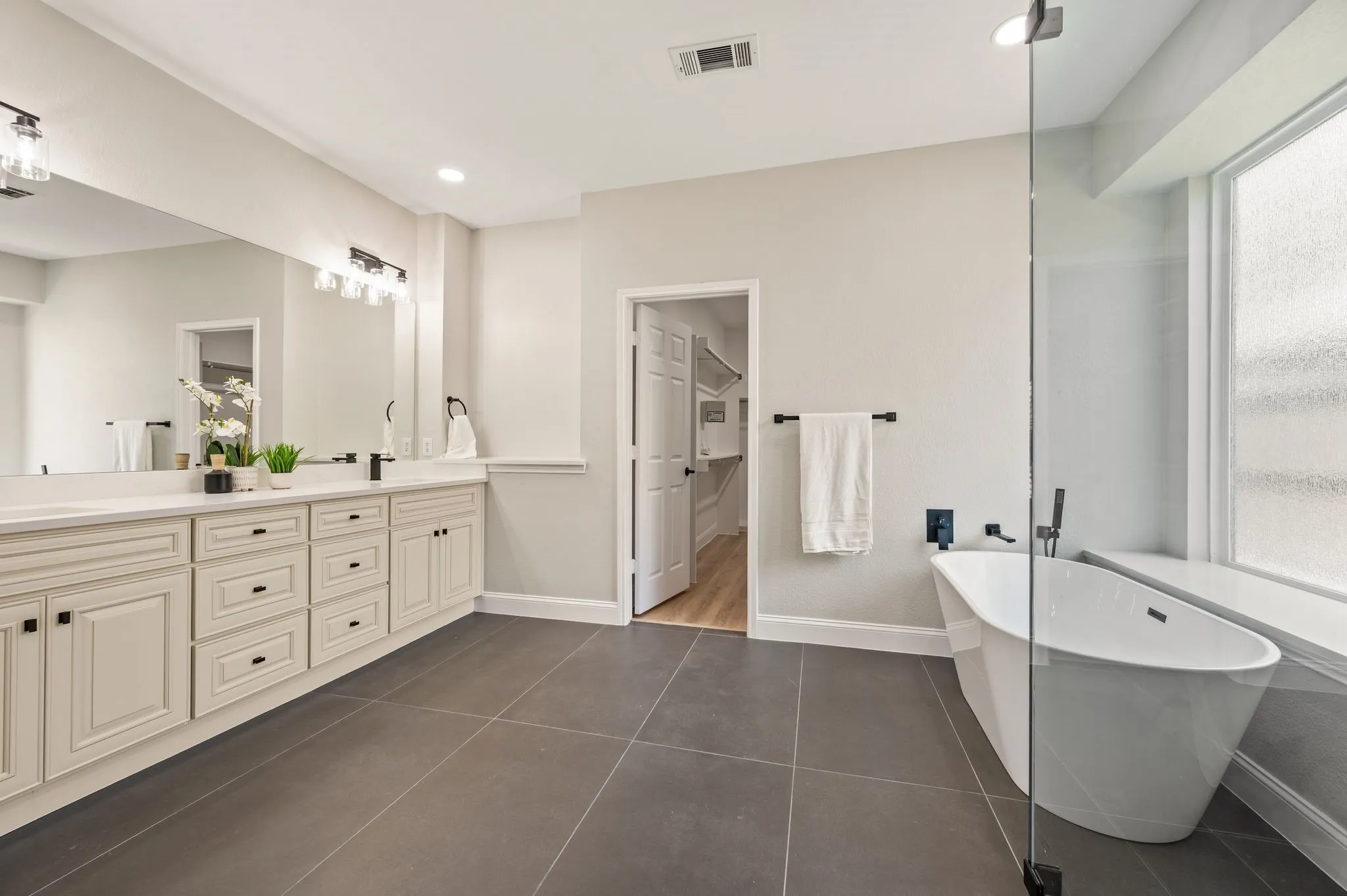 Single Family Residence For Sale in Denton County , 11207 Raveneaux Drive, Frisco, Texas 75033, 5 Bedroom, 4 Bathroom, 2 Garage spaces, 3,750 Sqft, built in 2000, mls#21388967, Real Estate Agent in Frisco, Homes For Sale in Denton county, Homes For Sale in Frisco, Realtor in Frisco Texas, Real Estate Brokerage Independent Realty Texas, Luminita Cordes Realtor