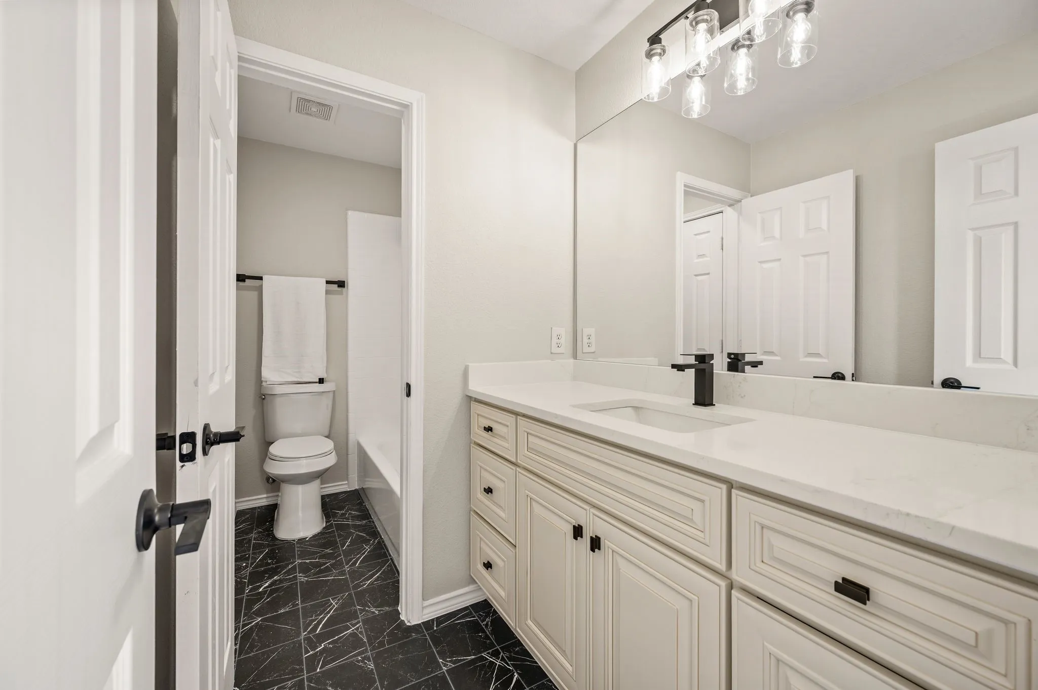 Single Family Residence For Sale in Denton County , 11207 Raveneaux Drive, Frisco, Texas 75033, 5 Bedroom, 4 Bathroom, 2 Garage spaces, 3,750 Sqft, built in 2000, mls#21388967, Real Estate Agent in Frisco, Homes For Sale in Denton county, Homes For Sale in Frisco, Realtor in Frisco Texas, Real Estate Brokerage Independent Realty Texas, Luminita Cordes Realtor