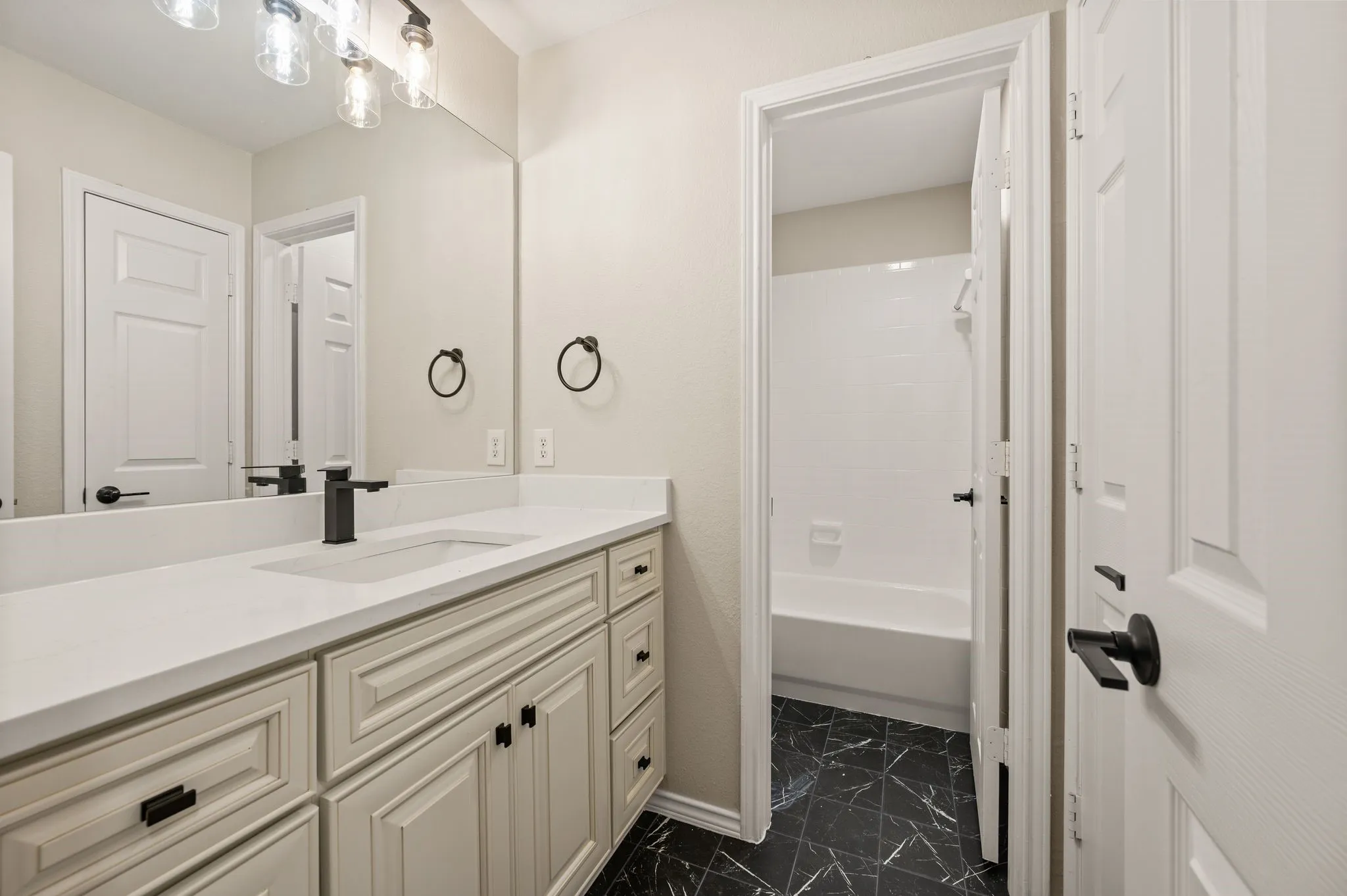 Single Family Residence For Sale in Denton County , 11207 Raveneaux Drive, Frisco, Texas 75033, 5 Bedroom, 4 Bathroom, 2 Garage spaces, 3,750 Sqft, built in 2000, mls#21388967, Real Estate Agent in Frisco, Homes For Sale in Denton county, Homes For Sale in Frisco, Realtor in Frisco Texas, Real Estate Brokerage Independent Realty Texas, Luminita Cordes Realtor