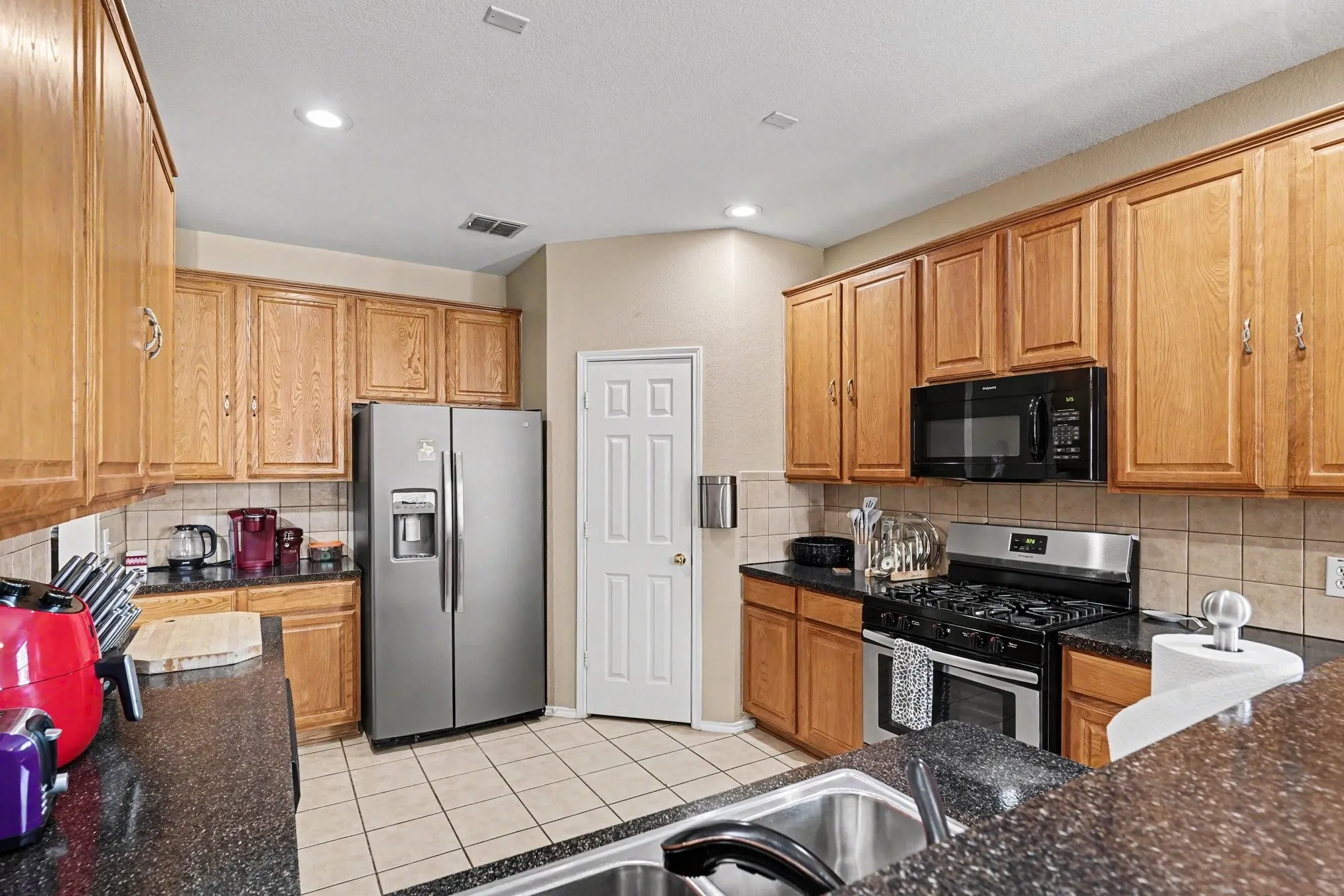 Single Family Residence For Sale in Dallas County , 4619 Southampton Boulevard, Garland, Texas 75043, 4 Bedroom, 2 Bathroom, 2 Garage spaces, 2,359 Sqft, built in 2003, mls#21386769, Real Estate Agent in Garland, Homes For Sale in Dallas county, Homes For Sale in Garland, Realtor in Garland Texas, Real Estate Brokerage Independent Realty Texas, Luminita Cordes Realtor