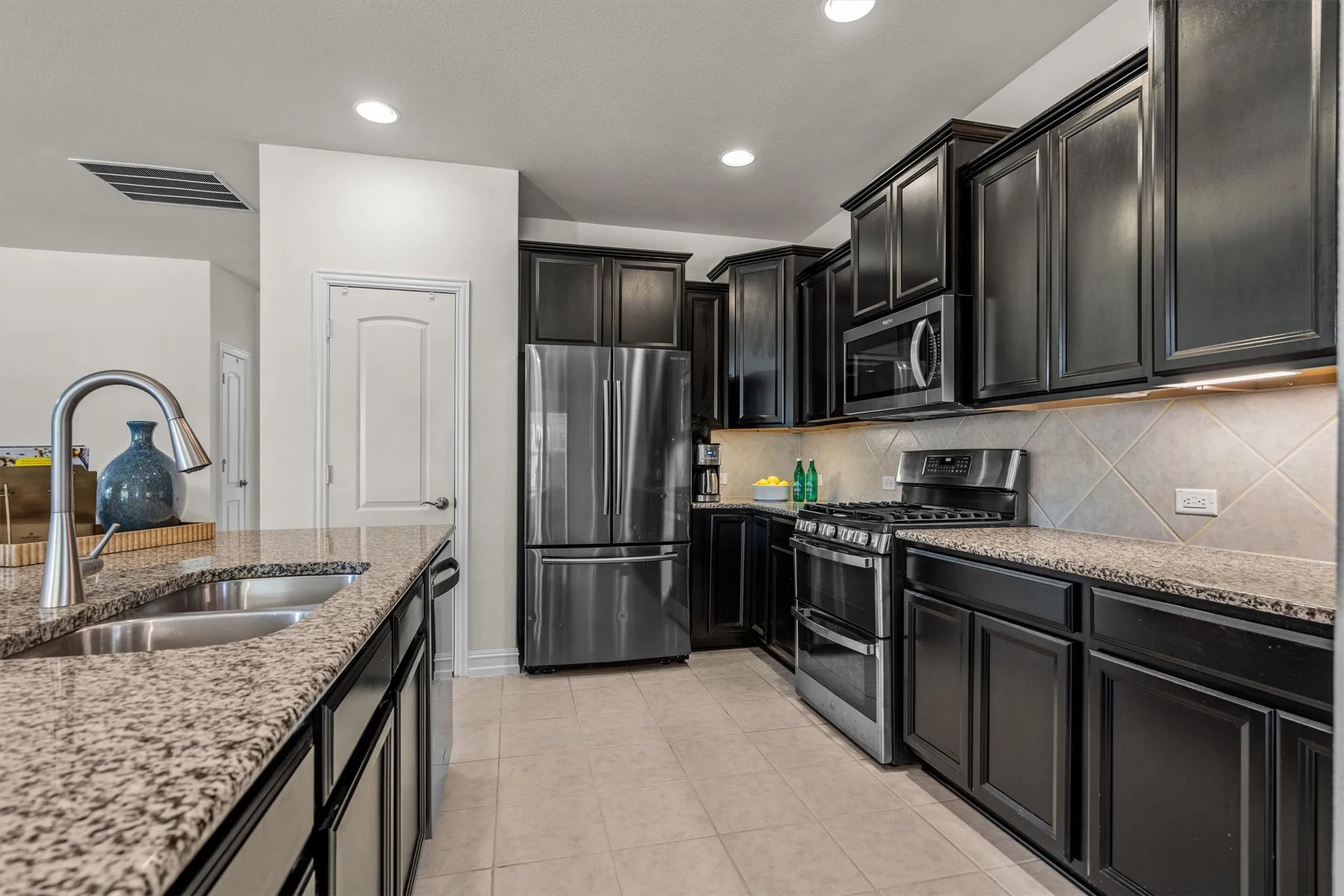Single Family Residence For Sale in Denton County , 6424 Roaring Creek, Denton, Texas 76226, 3 Bedroom, 2 Bathroom, 2 Garage spaces, 1,738 Sqft, built in 2017, mls#21375456, Real Estate Agent in Denton, Homes For Sale in Denton county, Homes For Sale in Denton, Realtor in Denton Texas, Real Estate Brokerage Independent Realty Texas, Luminita Cordes Realtor