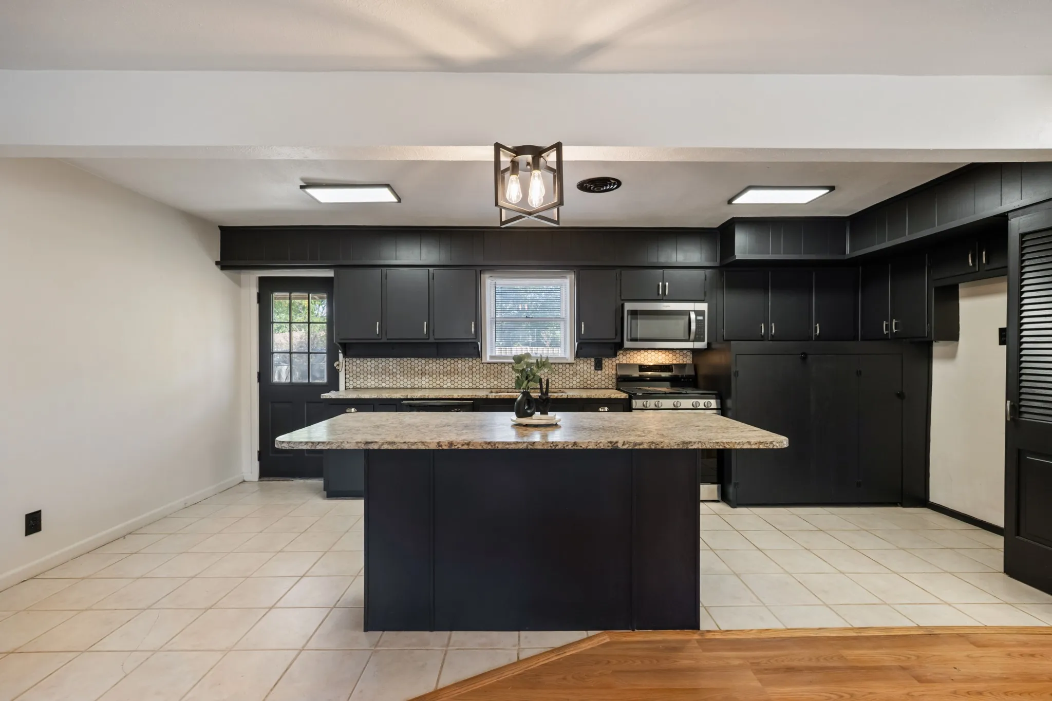 Single Family Residence For Sale in Tarrant County , 5533 Burton Avenue, Fort Worth, Texas 76119, 3 Bedroom, 1 Bathroom, 2 Garage spaces, 864 Sqft, built in 1958, mls#21389173, Real Estate Agent in Fort Worth, Homes For Sale in Tarrant county, Homes For Sale in Fort Worth, Realtor in Fort Worth Texas, Real Estate Brokerage Independent Realty Texas, Luminita Cordes Realtor