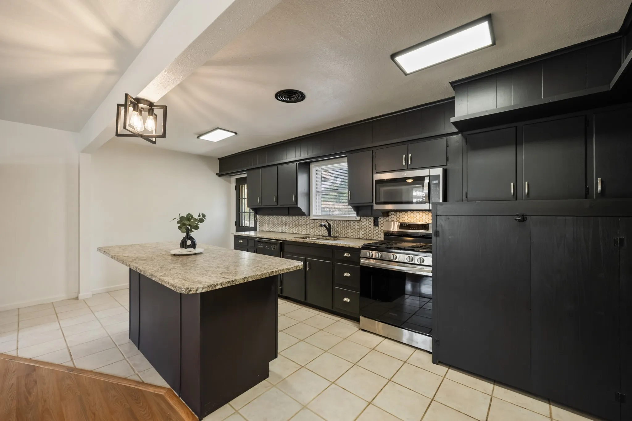 Single Family Residence For Sale in Tarrant County , 5533 Burton Avenue, Fort Worth, Texas 76119, 3 Bedroom, 1 Bathroom, 2 Garage spaces, 864 Sqft, built in 1958, mls#21389173, Real Estate Agent in Fort Worth, Homes For Sale in Tarrant county, Homes For Sale in Fort Worth, Realtor in Fort Worth Texas, Real Estate Brokerage Independent Realty Texas, Luminita Cordes Realtor