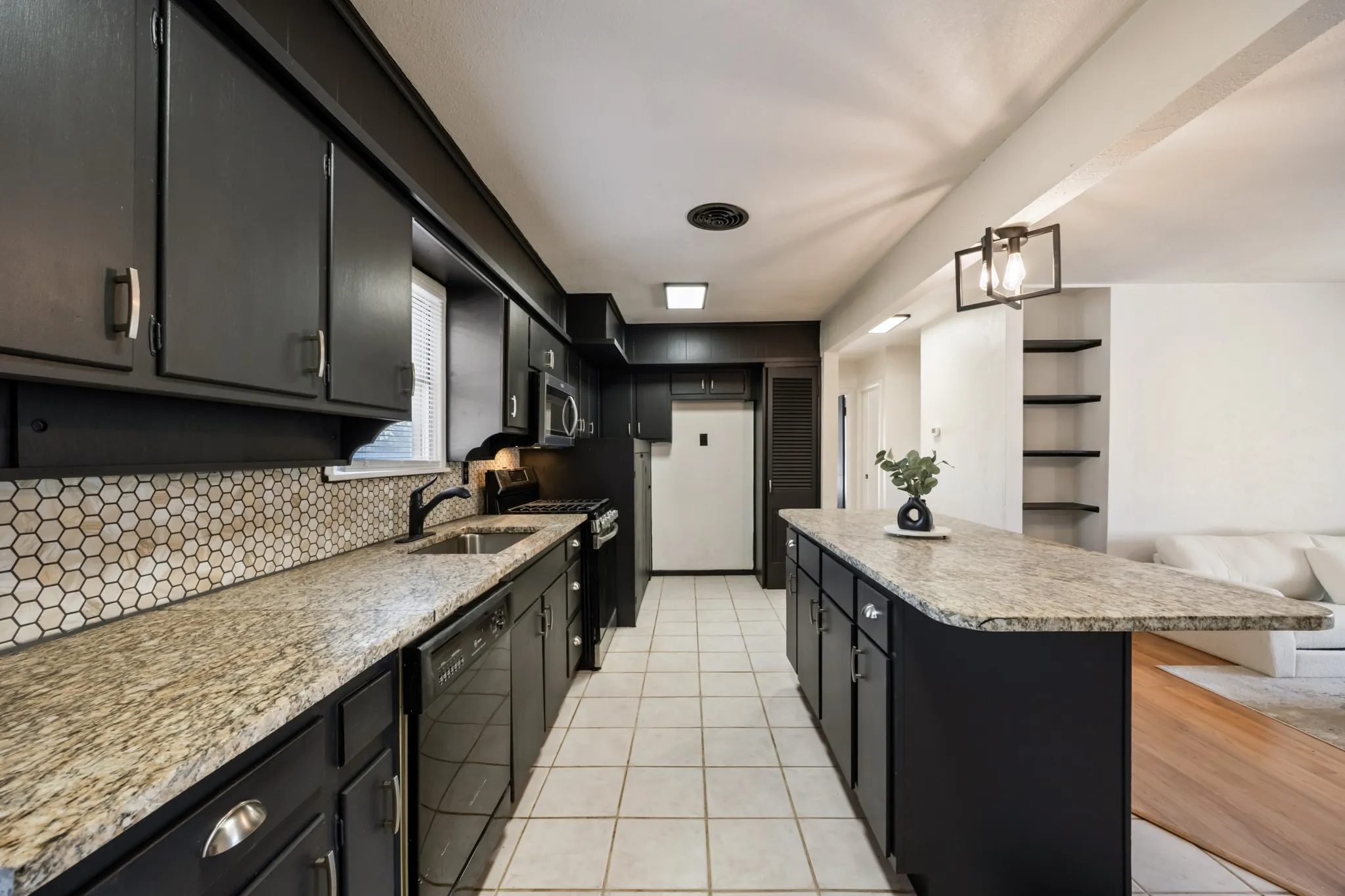 Single Family Residence For Sale in Tarrant County , 5533 Burton Avenue, Fort Worth, Texas 76119, 3 Bedroom, 1 Bathroom, 2 Garage spaces, 864 Sqft, built in 1958, mls#21389173, Real Estate Agent in Fort Worth, Homes For Sale in Tarrant county, Homes For Sale in Fort Worth, Realtor in Fort Worth Texas, Real Estate Brokerage Independent Realty Texas, Luminita Cordes Realtor