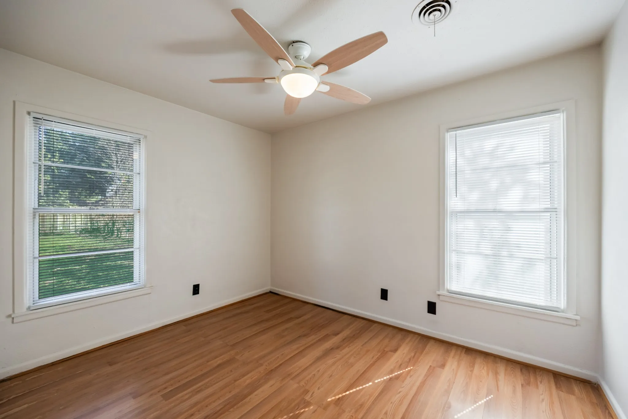 Single Family Residence For Sale in Tarrant County , 5533 Burton Avenue, Fort Worth, Texas 76119, 3 Bedroom, 1 Bathroom, 2 Garage spaces, 864 Sqft, built in 1958, mls#21389173, Real Estate Agent in Fort Worth, Homes For Sale in Tarrant county, Homes For Sale in Fort Worth, Realtor in Fort Worth Texas, Real Estate Brokerage Independent Realty Texas, Luminita Cordes Realtor