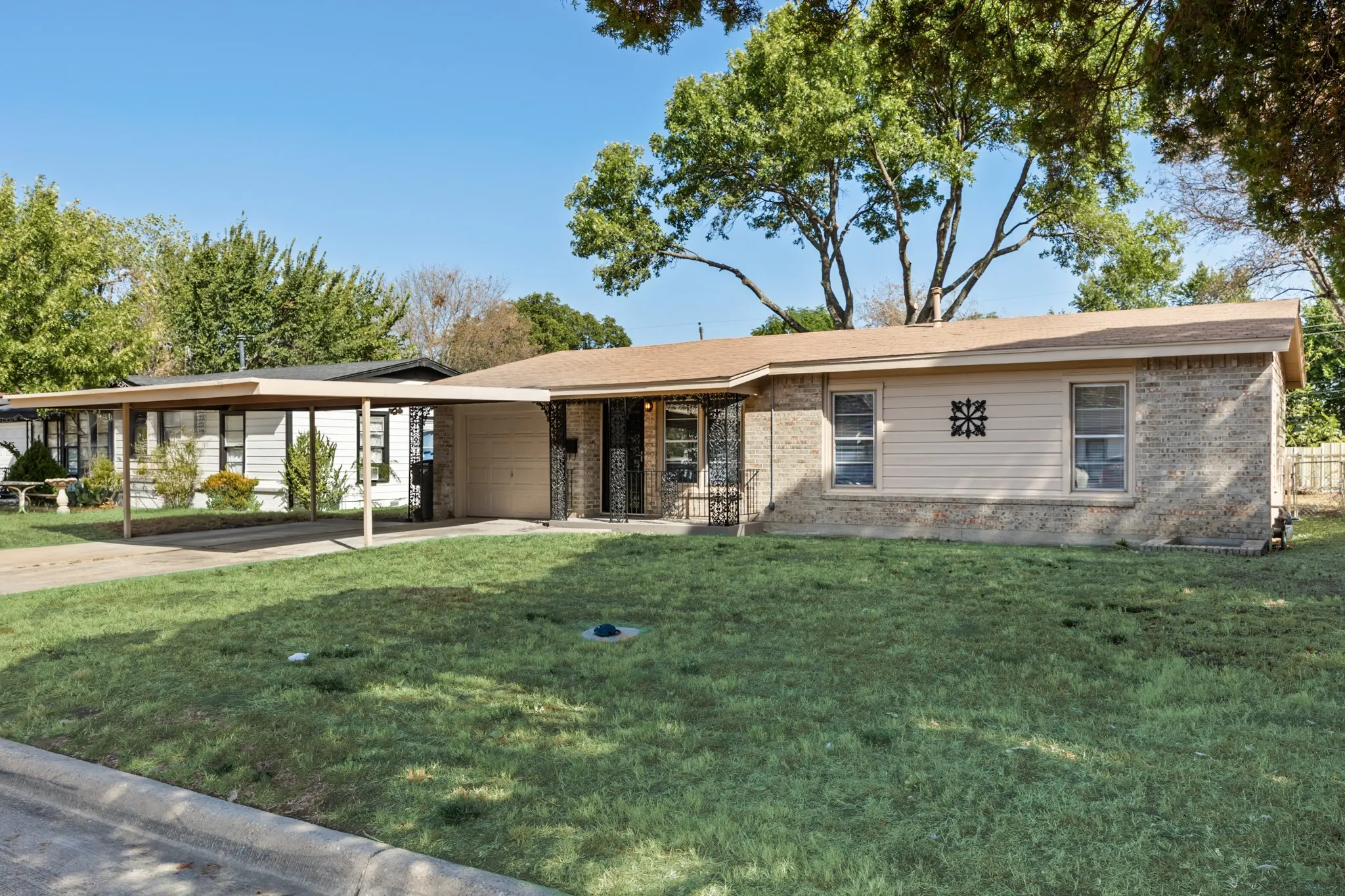 Single Family Residence For Sale in Tarrant County , 5533 Burton Avenue, Fort Worth, Texas 76119, 3 Bedroom, 1 Bathroom, 2 Garage spaces, 864 Sqft, built in 1958, mls#21389173, Real Estate Agent in Fort Worth, Homes For Sale in Tarrant county, Homes For Sale in Fort Worth, Realtor in Fort Worth Texas, Real Estate Brokerage Independent Realty Texas, Luminita Cordes Realtor