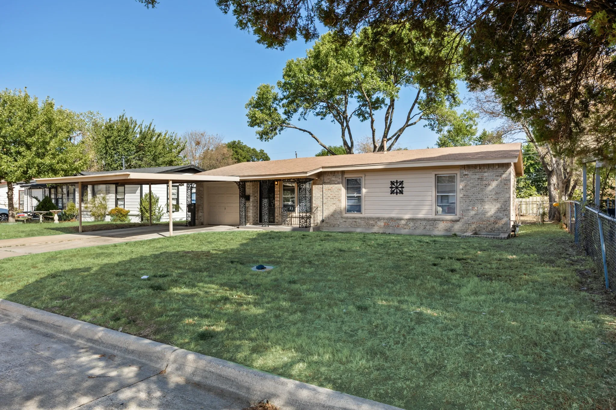 Single Family Residence For Sale in Tarrant County , 5533 Burton Avenue, Fort Worth, Texas 76119, 3 Bedroom, 1 Bathroom, 2 Garage spaces, 864 Sqft, built in 1958, mls#21389173, Real Estate Agent in Fort Worth, Homes For Sale in Tarrant county, Homes For Sale in Fort Worth, Realtor in Fort Worth Texas, Real Estate Brokerage Independent Realty Texas, Luminita Cordes Realtor