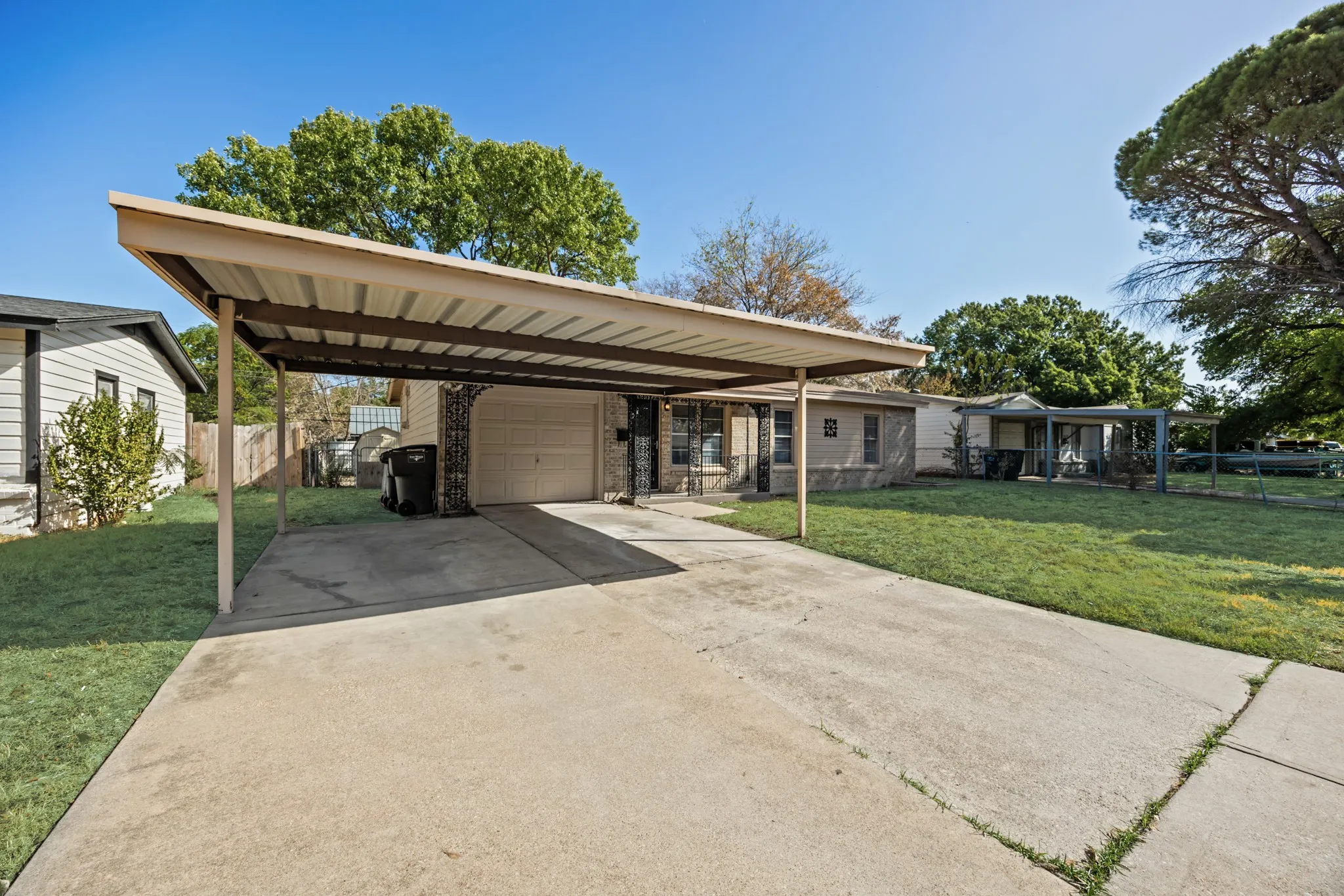 Single Family Residence For Sale in Tarrant County , 5533 Burton Avenue, Fort Worth, Texas 76119, 3 Bedroom, 1 Bathroom, 2 Garage spaces, 864 Sqft, built in 1958, mls#21389173, Real Estate Agent in Fort Worth, Homes For Sale in Tarrant county, Homes For Sale in Fort Worth, Realtor in Fort Worth Texas, Real Estate Brokerage Independent Realty Texas, Luminita Cordes Realtor