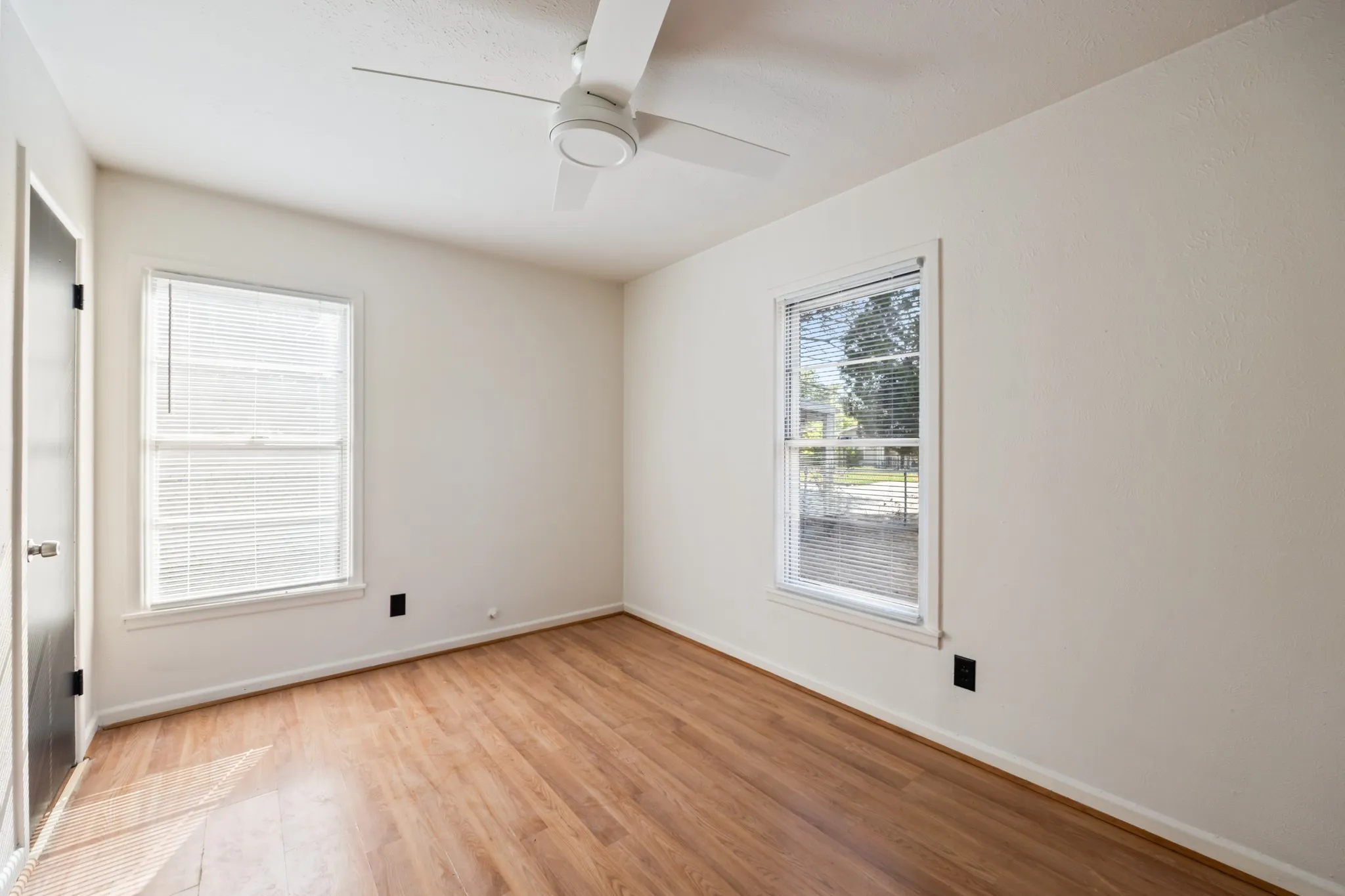 Single Family Residence For Sale in Tarrant County , 5533 Burton Avenue, Fort Worth, Texas 76119, 3 Bedroom, 1 Bathroom, 2 Garage spaces, 864 Sqft, built in 1958, mls#21389173, Real Estate Agent in Fort Worth, Homes For Sale in Tarrant county, Homes For Sale in Fort Worth, Realtor in Fort Worth Texas, Real Estate Brokerage Independent Realty Texas, Luminita Cordes Realtor