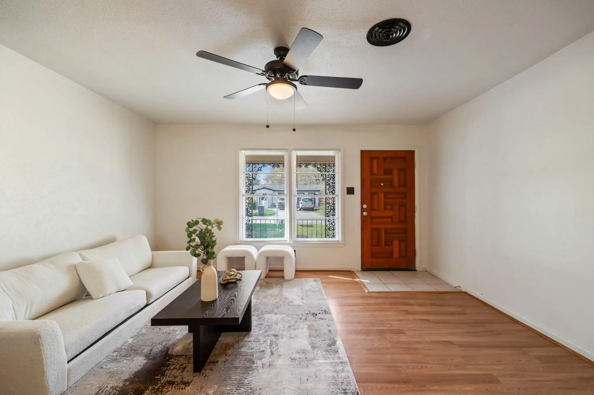 Single Family Residence For Sale in Tarrant County , 5533 Burton Avenue, Fort Worth, Texas 76119, 3 Bedroom, 1 Bathroom, 2 Garage spaces, 864 Sqft, built in 1958, mls#21389173, Real Estate Agent in Fort Worth, Homes For Sale in Tarrant county, Homes For Sale in Fort Worth, Realtor in Fort Worth Texas, Real Estate Brokerage Independent Realty Texas, Luminita Cordes Realtor