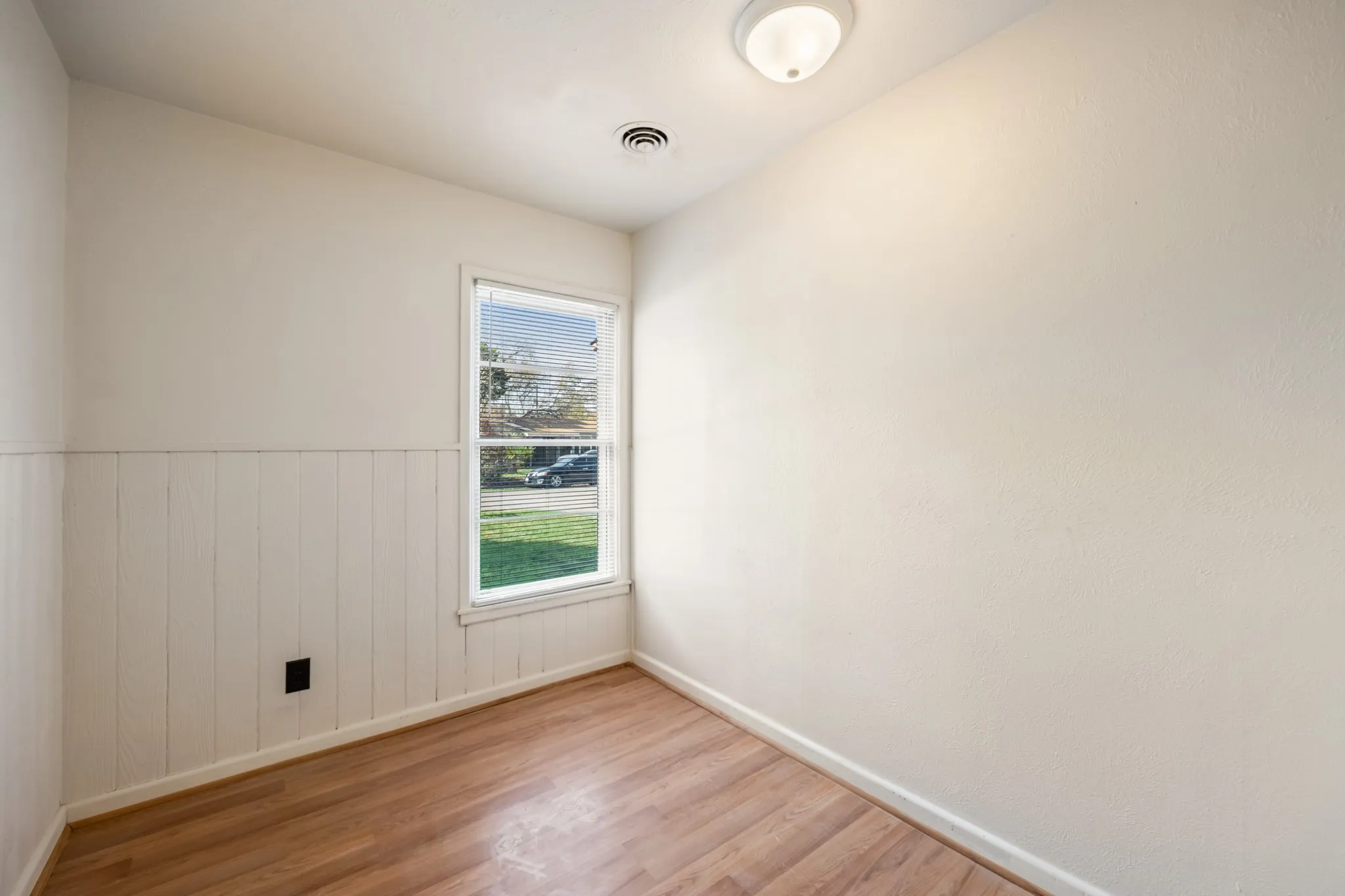 Single Family Residence For Sale in Tarrant County , 5533 Burton Avenue, Fort Worth, Texas 76119, 3 Bedroom, 1 Bathroom, 2 Garage spaces, 864 Sqft, built in 1958, mls#21389173, Real Estate Agent in Fort Worth, Homes For Sale in Tarrant county, Homes For Sale in Fort Worth, Realtor in Fort Worth Texas, Real Estate Brokerage Independent Realty Texas, Luminita Cordes Realtor
