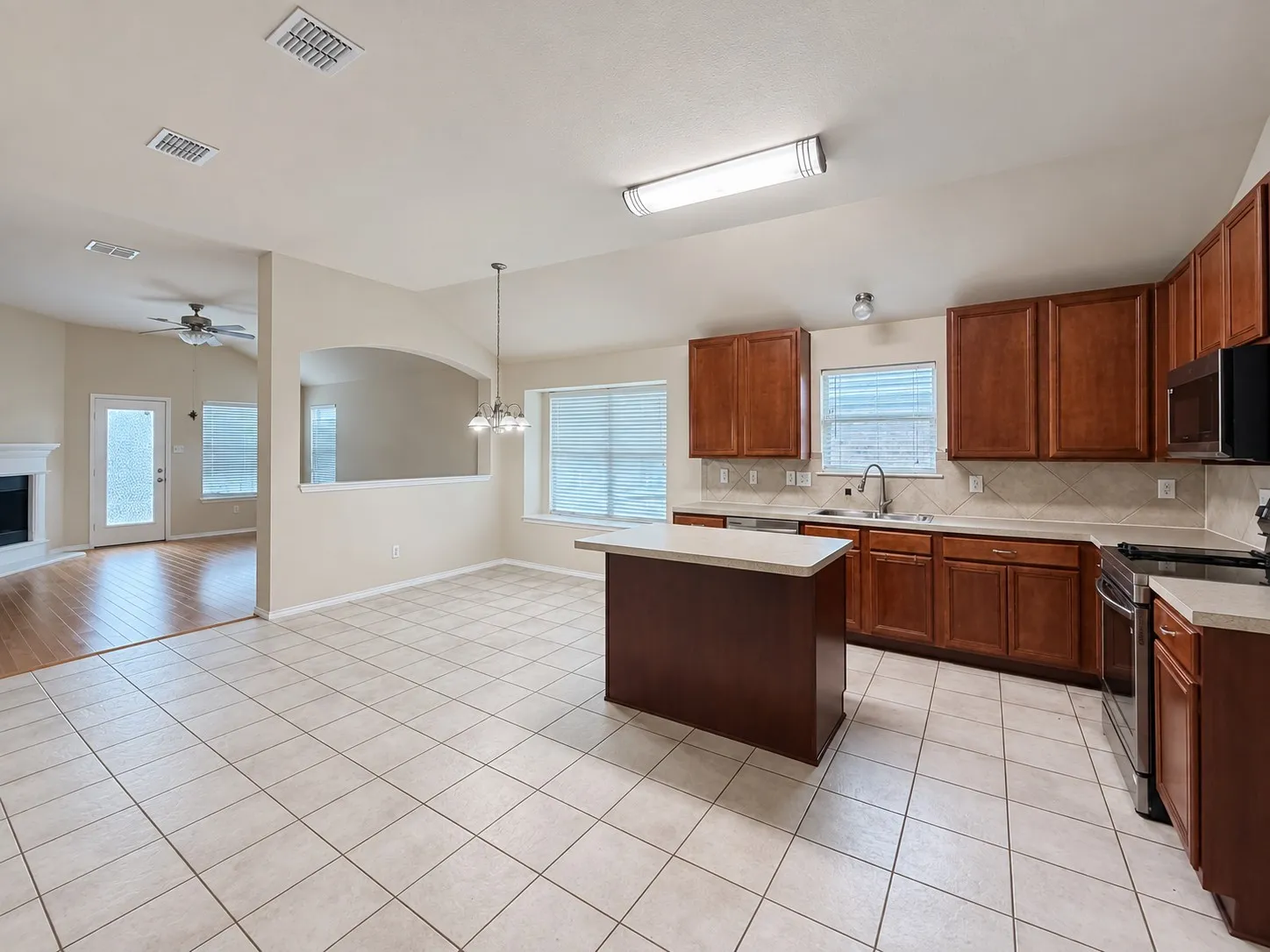 Single Family Residence For Rent in Tarrant County , 625 soledad, Arlington, Texas 76002, 4 Bedroom, 2 Bathroom, 2 Garage spaces, 2,141 Sqft, built in 2004, mls#21388694, Real Estate Agent in Arlington, Homes For Rent in Tarrant county, Homes For Rent in Arlington, Realtor in Arlington Texas, Real Estate Brokerage Independent Realty Texas, Luminita Cordes Realtor