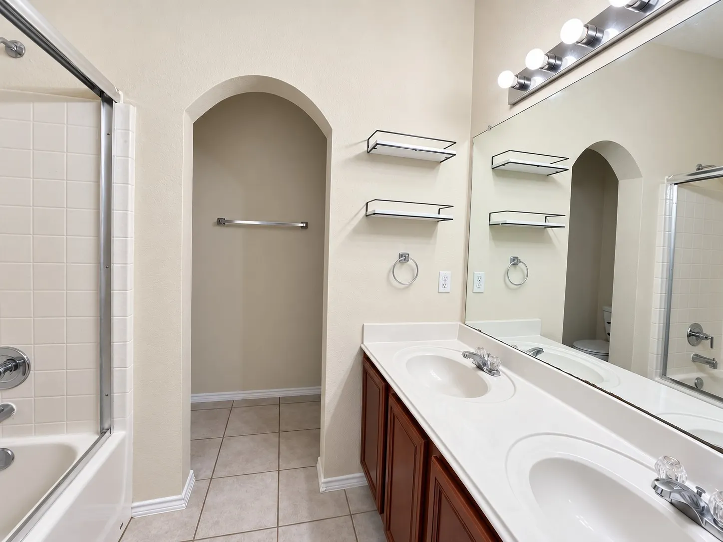 Single Family Residence For Rent in Tarrant County , 625 soledad, Arlington, Texas 76002, 4 Bedroom, 2 Bathroom, 2 Garage spaces, 2,141 Sqft, built in 2004, mls#21388694, Real Estate Agent in Arlington, Homes For Rent in Tarrant county, Homes For Rent in Arlington, Realtor in Arlington Texas, Real Estate Brokerage Independent Realty Texas, Luminita Cordes Realtor