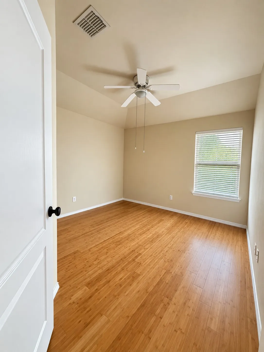 Single Family Residence For Rent in Tarrant County , 625 soledad, Arlington, Texas 76002, 4 Bedroom, 2 Bathroom, 2 Garage spaces, 2,141 Sqft, built in 2004, mls#21388694, Real Estate Agent in Arlington, Homes For Rent in Tarrant county, Homes For Rent in Arlington, Realtor in Arlington Texas, Real Estate Brokerage Independent Realty Texas, Luminita Cordes Realtor