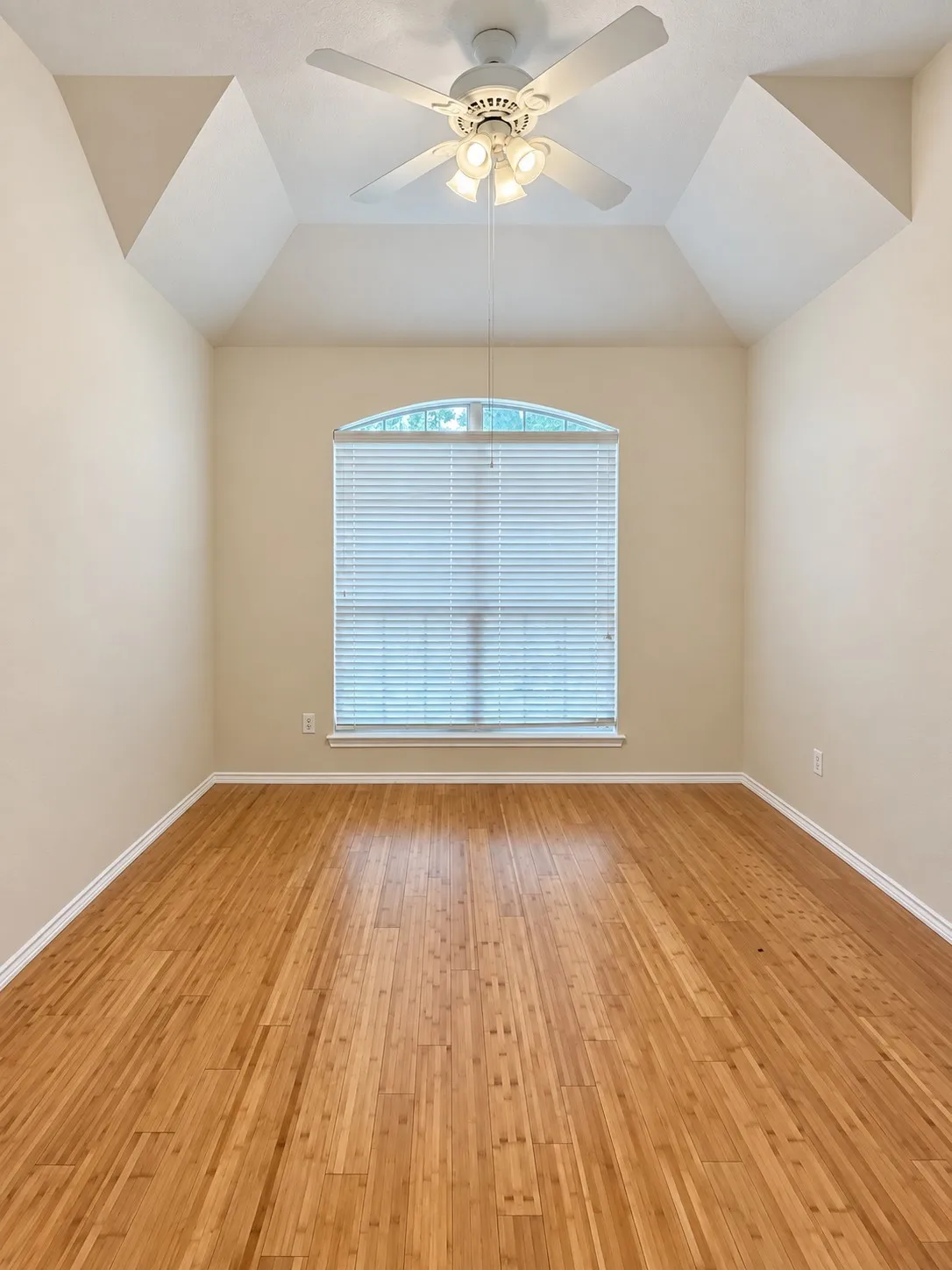 Single Family Residence For Rent in Tarrant County , 625 soledad, Arlington, Texas 76002, 4 Bedroom, 2 Bathroom, 2 Garage spaces, 2,141 Sqft, built in 2004, mls#21388694, Real Estate Agent in Arlington, Homes For Rent in Tarrant county, Homes For Rent in Arlington, Realtor in Arlington Texas, Real Estate Brokerage Independent Realty Texas, Luminita Cordes Realtor