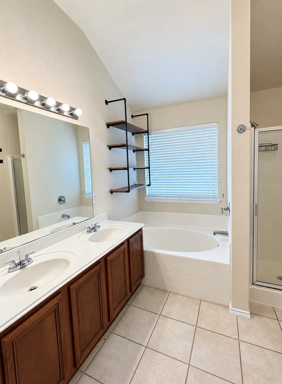 Single Family Residence For Rent in Tarrant County , 625 soledad, Arlington, Texas 76002, 4 Bedroom, 2 Bathroom, 2 Garage spaces, 2,141 Sqft, built in 2004, mls#21388694, Real Estate Agent in Arlington, Homes For Rent in Tarrant county, Homes For Rent in Arlington, Realtor in Arlington Texas, Real Estate Brokerage Independent Realty Texas, Luminita Cordes Realtor