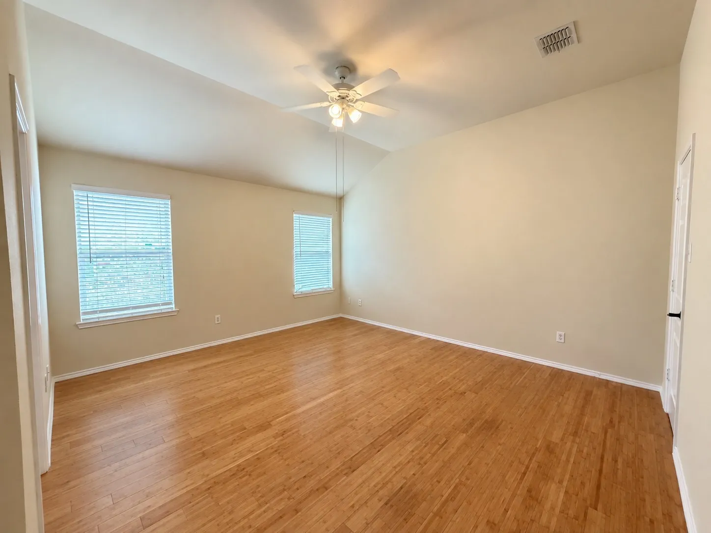 Single Family Residence For Rent in Tarrant County , 625 soledad, Arlington, Texas 76002, 4 Bedroom, 2 Bathroom, 2 Garage spaces, 2,141 Sqft, built in 2004, mls#21388694, Real Estate Agent in Arlington, Homes For Rent in Tarrant county, Homes For Rent in Arlington, Realtor in Arlington Texas, Real Estate Brokerage Independent Realty Texas, Luminita Cordes Realtor