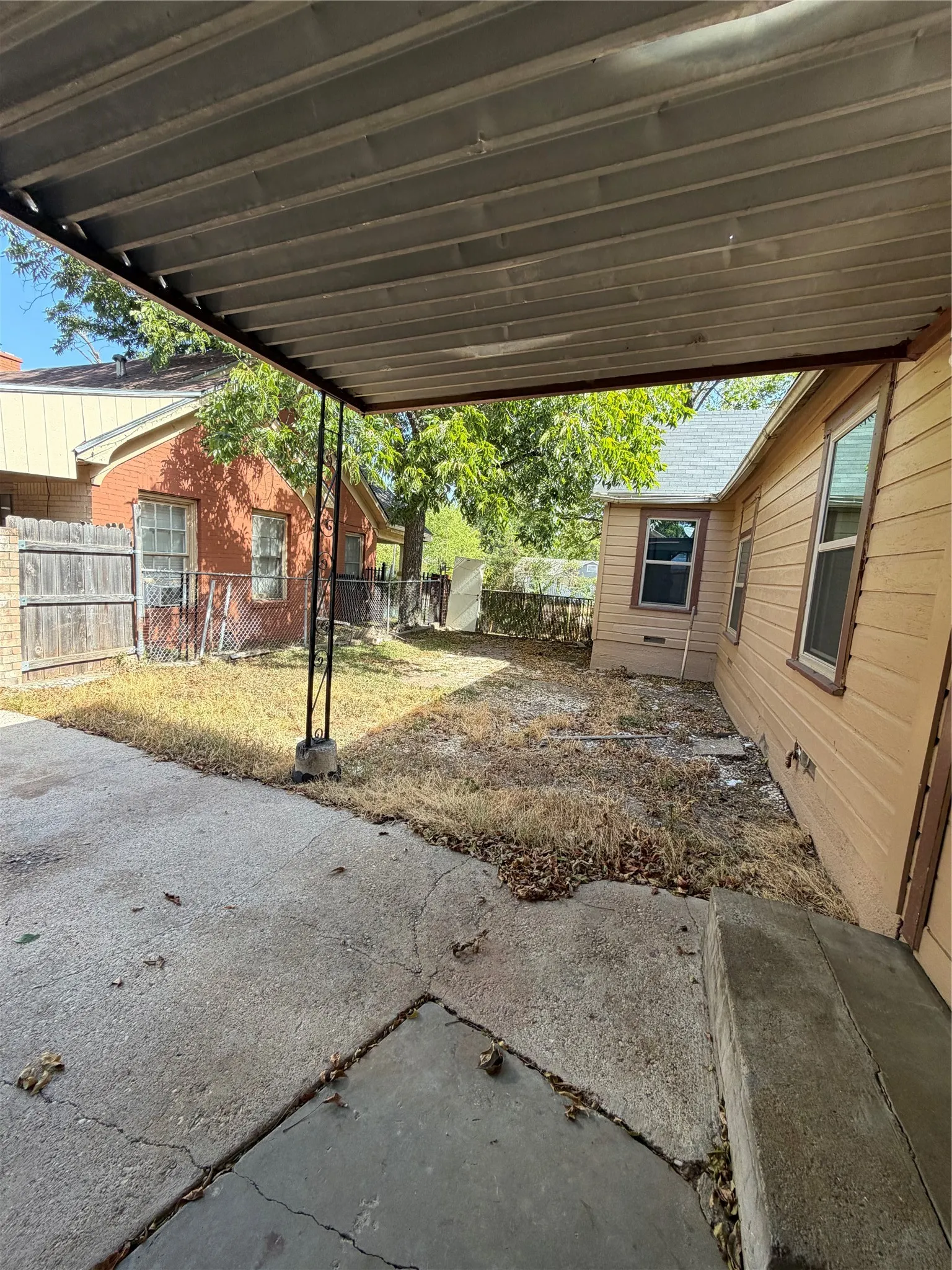 Single Family Residence For Sale in Mc Lennan County , 2325 Maple Avenue, Waco, Texas 76707, 3 Bedroom, 1 Bathroom, Garage spaces, 1,008 Sqft, built in 1944, mls#21389154, Real Estate Agent in Waco, Homes For Sale in Mc Lennan county, Homes For Sale in Waco, Realtor in Waco Texas, Real Estate Brokerage Independent Realty Texas, Luminita Cordes Realtor