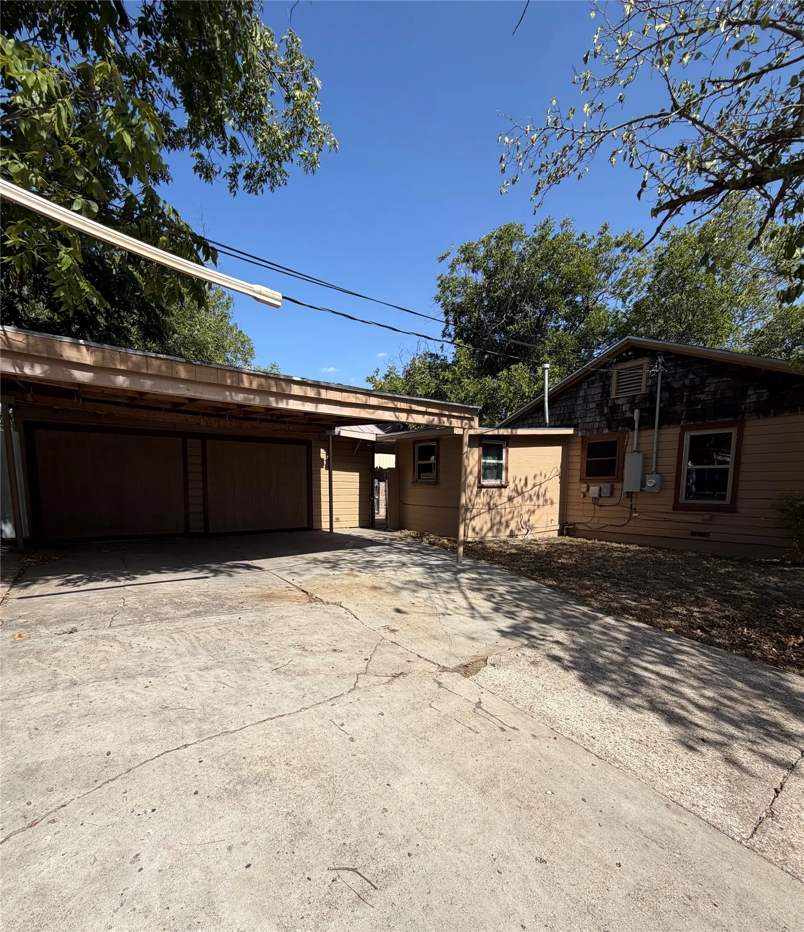 Single Family Residence For Sale in Mc Lennan County , 2325 Maple Avenue, Waco, Texas 76707, 3 Bedroom, 1 Bathroom, Garage spaces, 1,008 Sqft, built in 1944, mls#21389154, Real Estate Agent in Waco, Homes For Sale in Mc Lennan county, Homes For Sale in Waco, Realtor in Waco Texas, Real Estate Brokerage Independent Realty Texas, Luminita Cordes Realtor