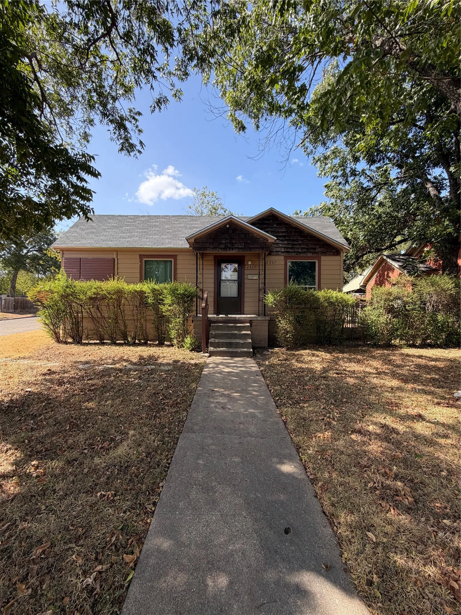 Single Family Residence For Sale in Mc Lennan County , 2325 Maple Avenue, Waco, Texas 76707, 3 Bedroom, 1 Bathroom, Garage spaces, 1,008 Sqft, built in 1944, mls#21389154, Real Estate Agent in Waco, Homes For Sale in Mc Lennan county, Homes For Sale in Waco, Realtor in Waco Texas, Real Estate Brokerage Independent Realty Texas, Luminita Cordes Realtor