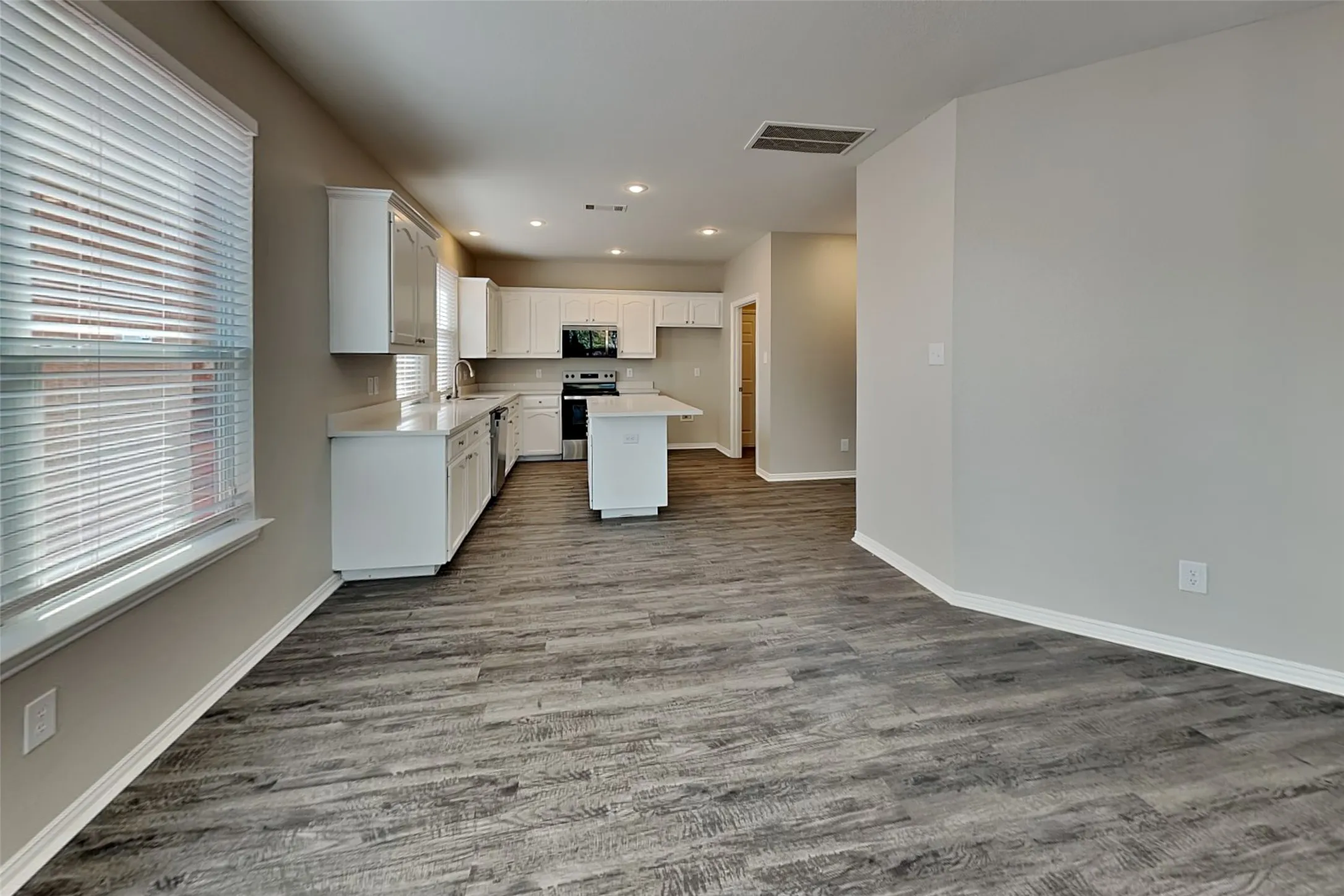 Single Family Residence For Rent in Tarrant County , 11860 Porcupine Drive, Fort Worth, Texas 76244, 4 Bedroom, 3 Bathroom, 2 Garage spaces, 2,508 Sqft, built in 2004, mls#21389186, Real Estate Agent in Fort Worth, Homes For Rent in Tarrant county, Homes For Rent in Fort Worth, Realtor in Fort Worth Texas, Real Estate Brokerage Independent Realty Texas, Luminita Cordes Realtor