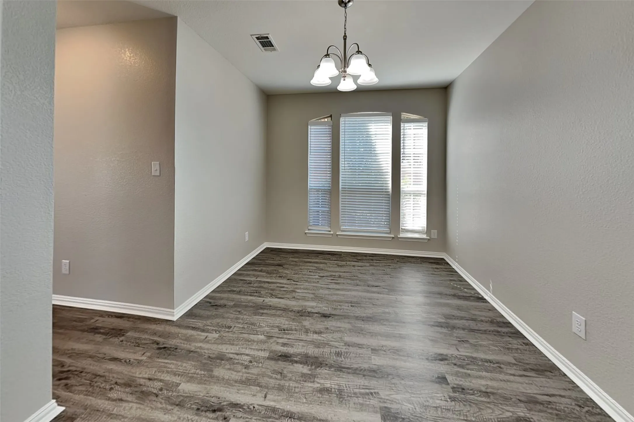 Single Family Residence For Rent in Tarrant County , 11860 Porcupine Drive, Fort Worth, Texas 76244, 4 Bedroom, 3 Bathroom, 2 Garage spaces, 2,508 Sqft, built in 2004, mls#21389186, Real Estate Agent in Fort Worth, Homes For Rent in Tarrant county, Homes For Rent in Fort Worth, Realtor in Fort Worth Texas, Real Estate Brokerage Independent Realty Texas, Luminita Cordes Realtor