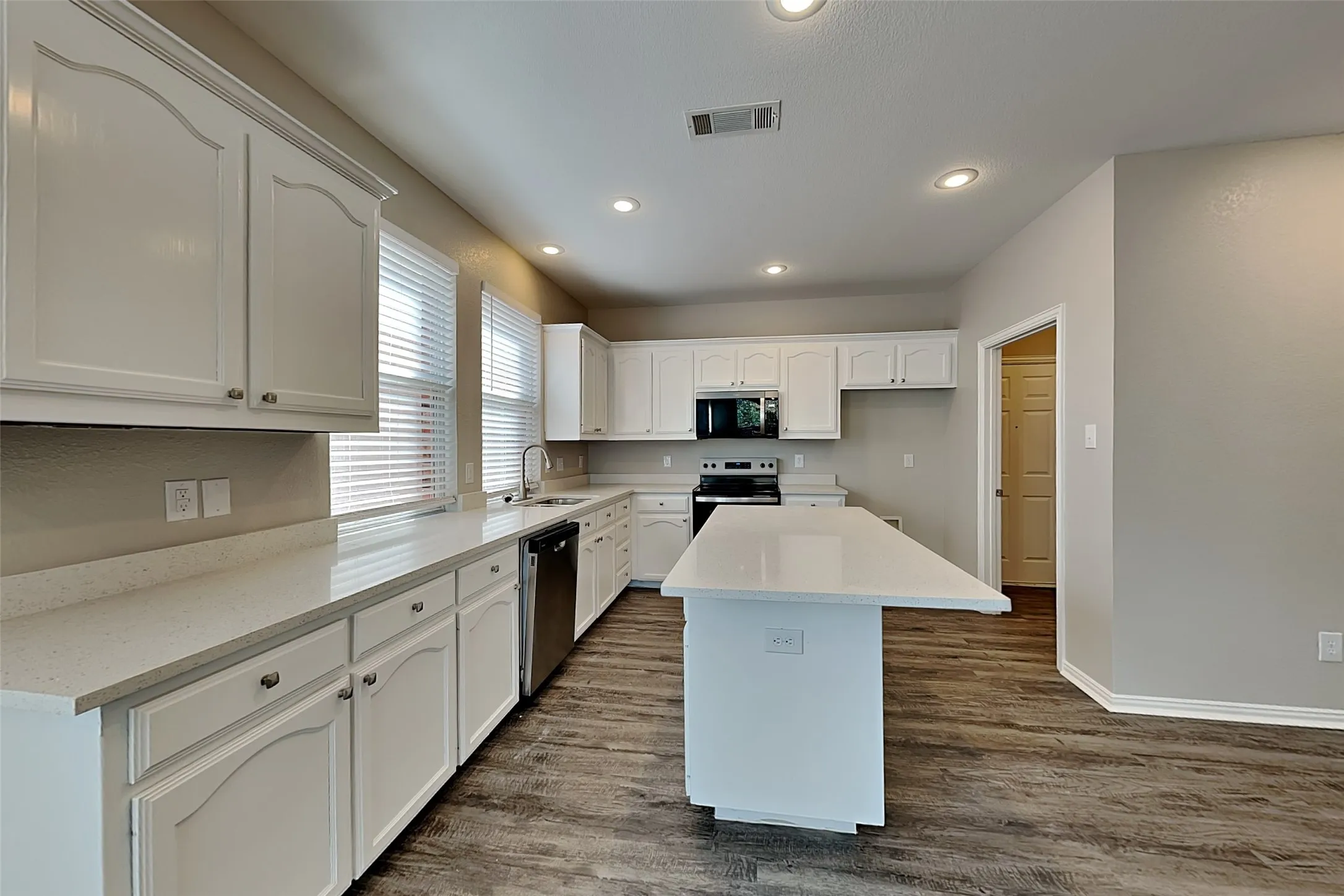 Single Family Residence For Rent in Tarrant County , 11860 Porcupine Drive, Fort Worth, Texas 76244, 4 Bedroom, 3 Bathroom, 2 Garage spaces, 2,508 Sqft, built in 2004, mls#21389186, Real Estate Agent in Fort Worth, Homes For Rent in Tarrant county, Homes For Rent in Fort Worth, Realtor in Fort Worth Texas, Real Estate Brokerage Independent Realty Texas, Luminita Cordes Realtor