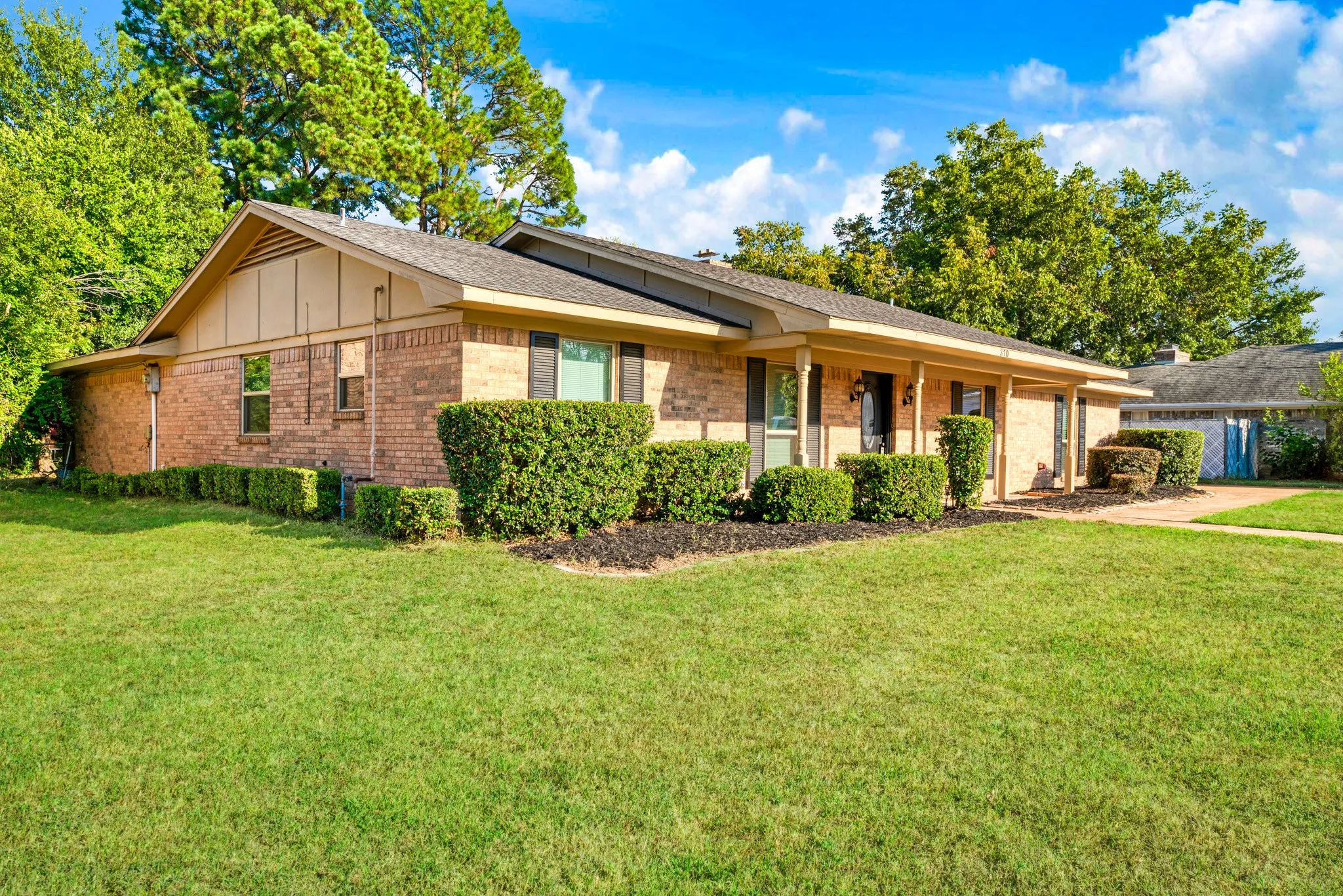 Single Family Residence For Sale in Lamar County , 370 32nd Street NE, Paris, Texas 75460, 3 Bedroom, 2 Bathroom, 2 Garage spaces, 1,922 Sqft, built in 1984, mls#21389126, Real Estate Agent in Paris, Homes For Sale in Lamar county, Homes For Sale in Paris, Realtor in Paris Texas, Real Estate Brokerage Independent Realty Texas, Luminita Cordes Realtor