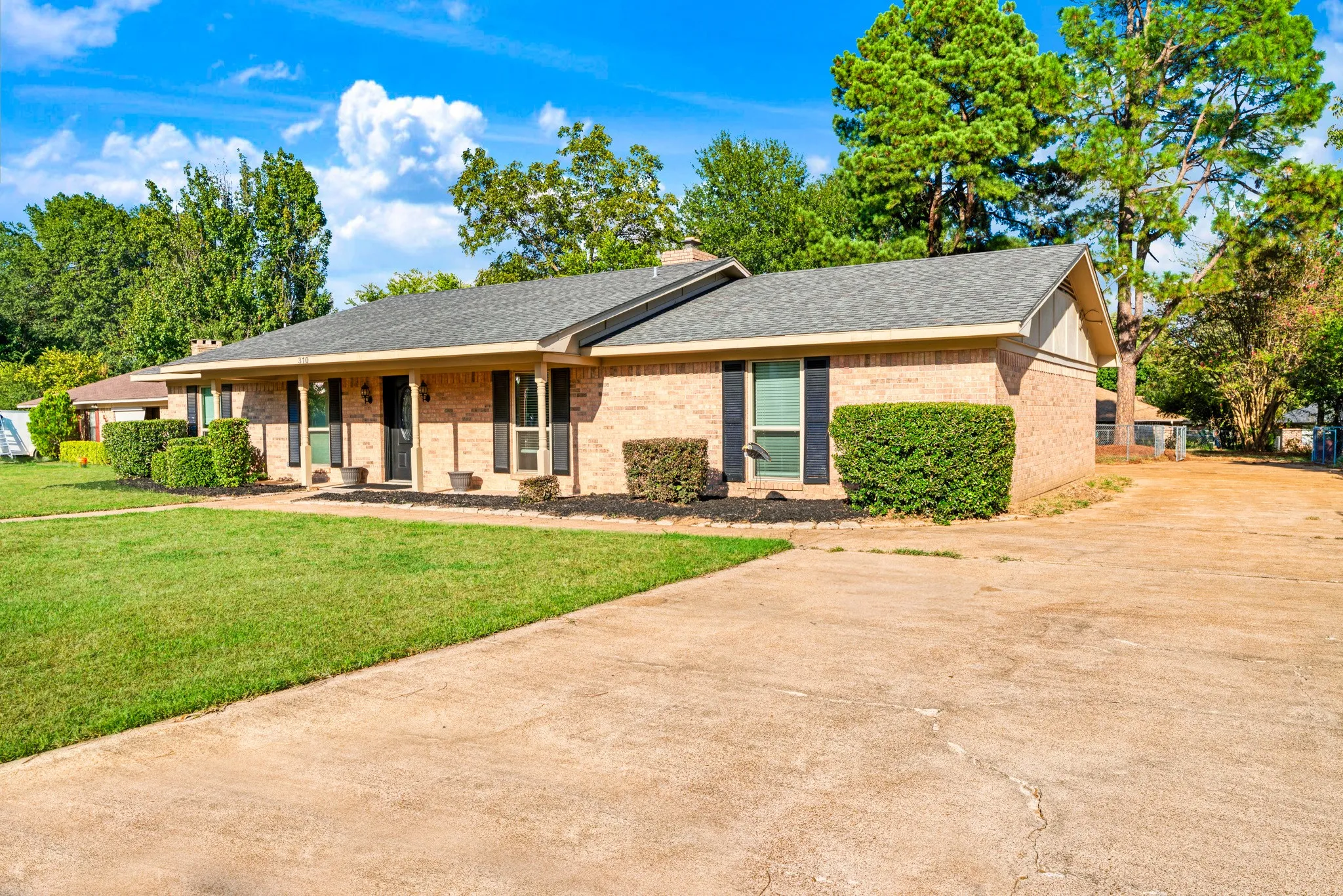 Single Family Residence For Sale in Lamar County , 370 32nd Street NE, Paris, Texas 75460, 3 Bedroom, 2 Bathroom, 2 Garage spaces, 1,922 Sqft, built in 1984, mls#21389126, Real Estate Agent in Paris, Homes For Sale in Lamar county, Homes For Sale in Paris, Realtor in Paris Texas, Real Estate Brokerage Independent Realty Texas, Luminita Cordes Realtor