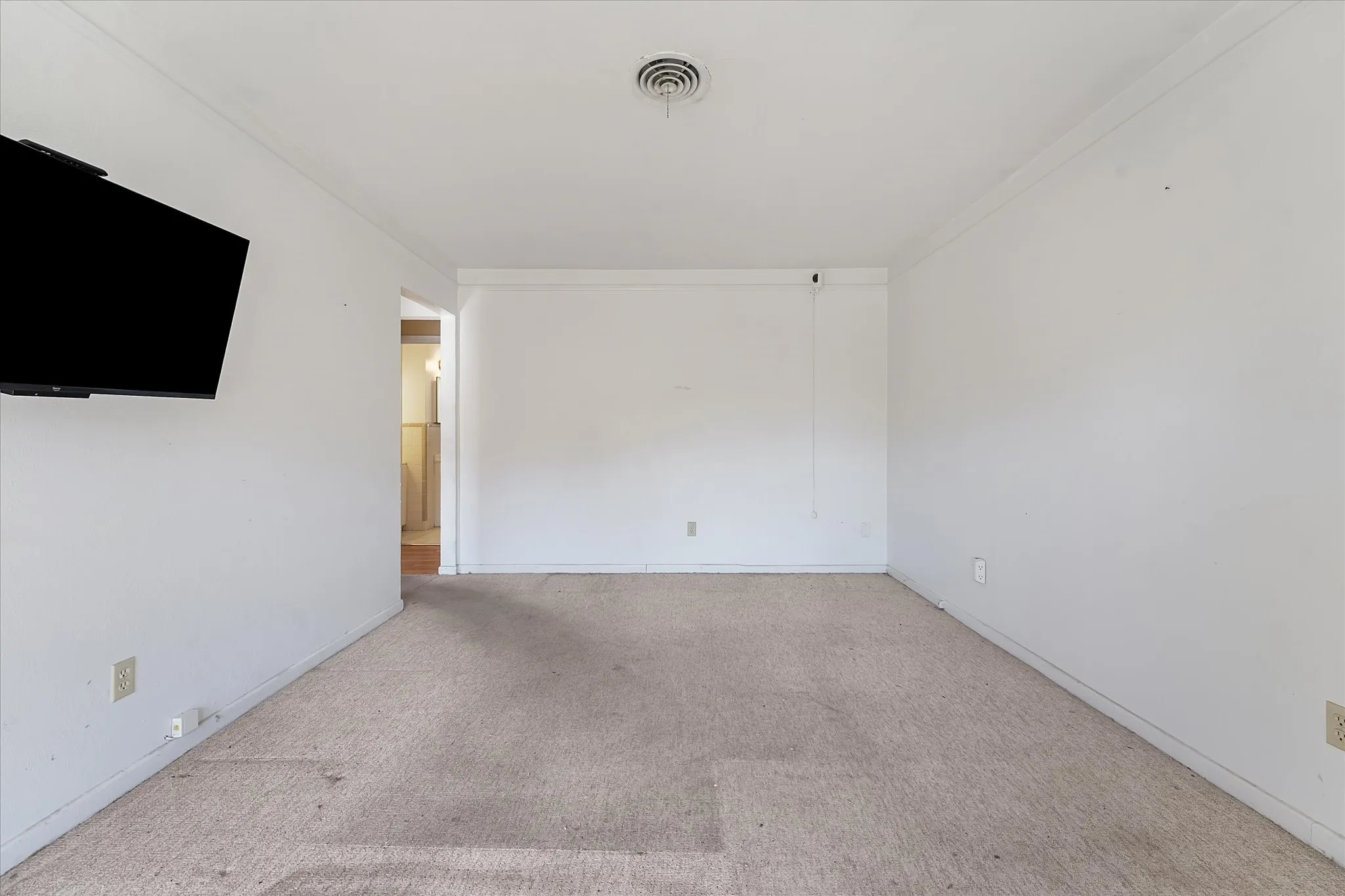 Single Family Residence For Sale in Tarrant County , 813 Jerry Lane, Bedford, Texas 76022, 3 Bedroom, 2 Bathroom, 2 Garage spaces, 1,331 Sqft, built in 1959, mls#21387542, Real Estate Agent in Bedford, Homes For Sale in Tarrant county, Homes For Sale in Bedford, Realtor in Bedford Texas, Real Estate Brokerage Independent Realty Texas, Luminita Cordes Realtor