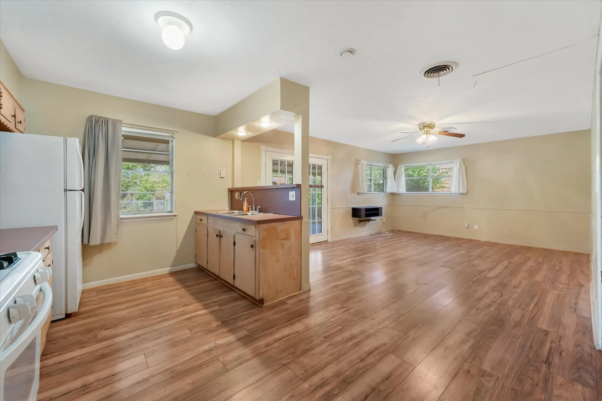 Single Family Residence For Sale in Tarrant County , 813 Jerry Lane, Bedford, Texas 76022, 3 Bedroom, 2 Bathroom, 2 Garage spaces, 1,331 Sqft, built in 1959, mls#21387542, Real Estate Agent in Bedford, Homes For Sale in Tarrant county, Homes For Sale in Bedford, Realtor in Bedford Texas, Real Estate Brokerage Independent Realty Texas, Luminita Cordes Realtor