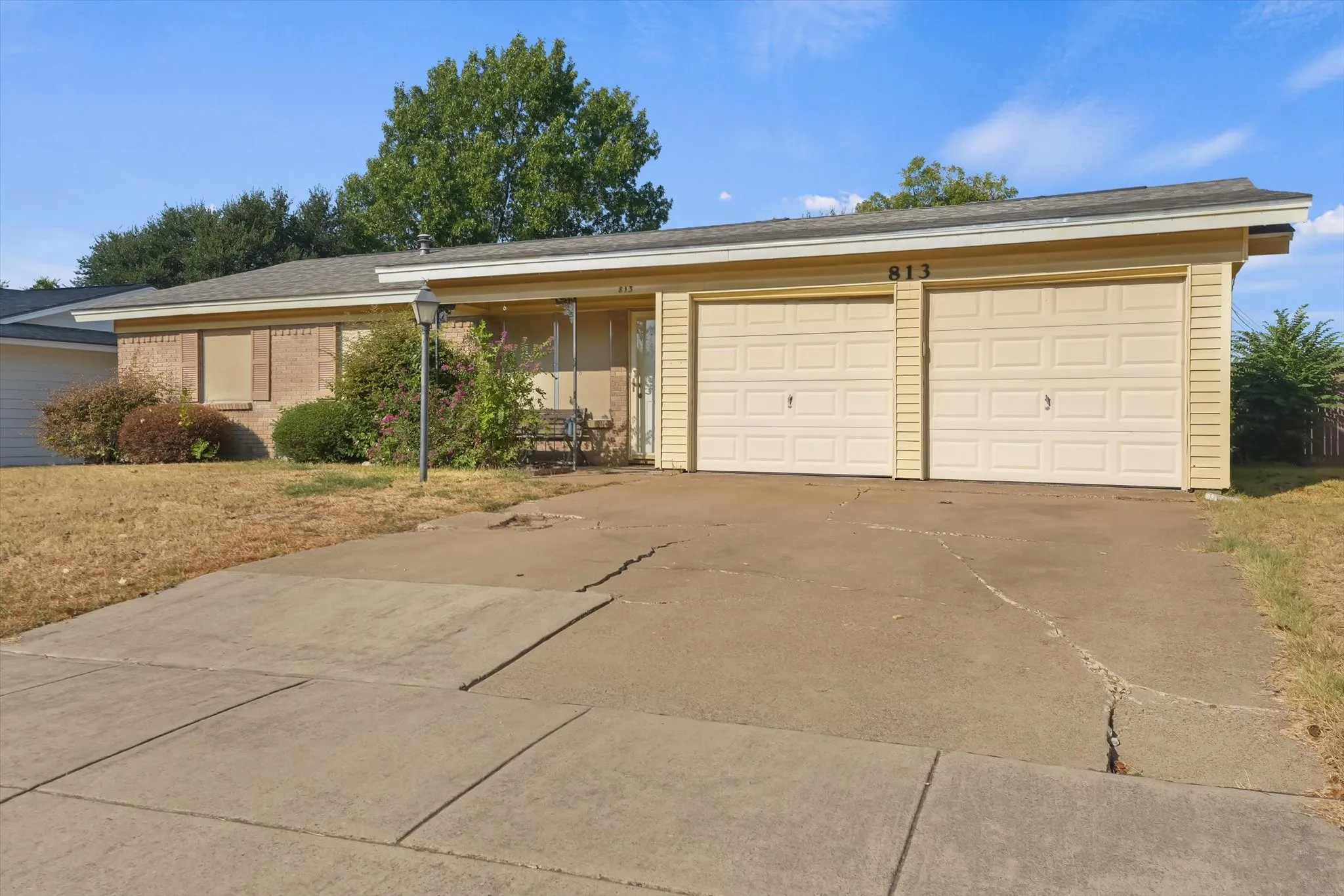 Single Family Residence For Sale in Tarrant County , 813 Jerry Lane, Bedford, Texas 76022, 3 Bedroom, 2 Bathroom, 2 Garage spaces, 1,331 Sqft, built in 1959, mls#21387542, Real Estate Agent in Bedford, Homes For Sale in Tarrant county, Homes For Sale in Bedford, Realtor in Bedford Texas, Real Estate Brokerage Independent Realty Texas, Luminita Cordes Realtor