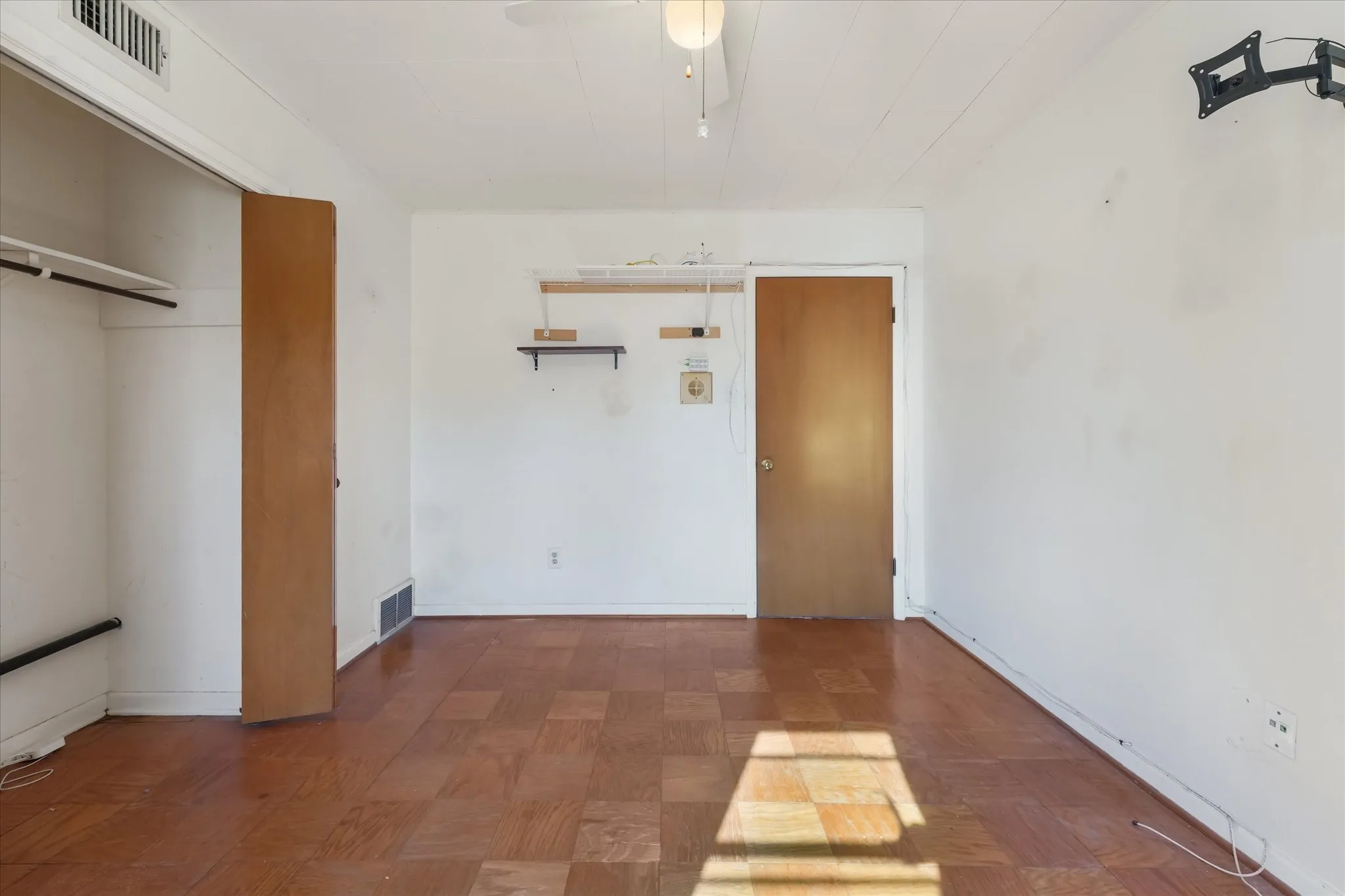 Single Family Residence For Sale in Tarrant County , 813 Jerry Lane, Bedford, Texas 76022, 3 Bedroom, 2 Bathroom, 2 Garage spaces, 1,331 Sqft, built in 1959, mls#21387542, Real Estate Agent in Bedford, Homes For Sale in Tarrant county, Homes For Sale in Bedford, Realtor in Bedford Texas, Real Estate Brokerage Independent Realty Texas, Luminita Cordes Realtor