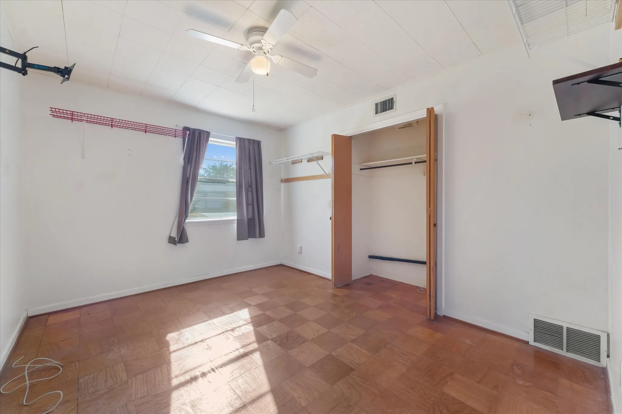 Single Family Residence For Sale in Tarrant County , 813 Jerry Lane, Bedford, Texas 76022, 3 Bedroom, 2 Bathroom, 2 Garage spaces, 1,331 Sqft, built in 1959, mls#21387542, Real Estate Agent in Bedford, Homes For Sale in Tarrant county, Homes For Sale in Bedford, Realtor in Bedford Texas, Real Estate Brokerage Independent Realty Texas, Luminita Cordes Realtor