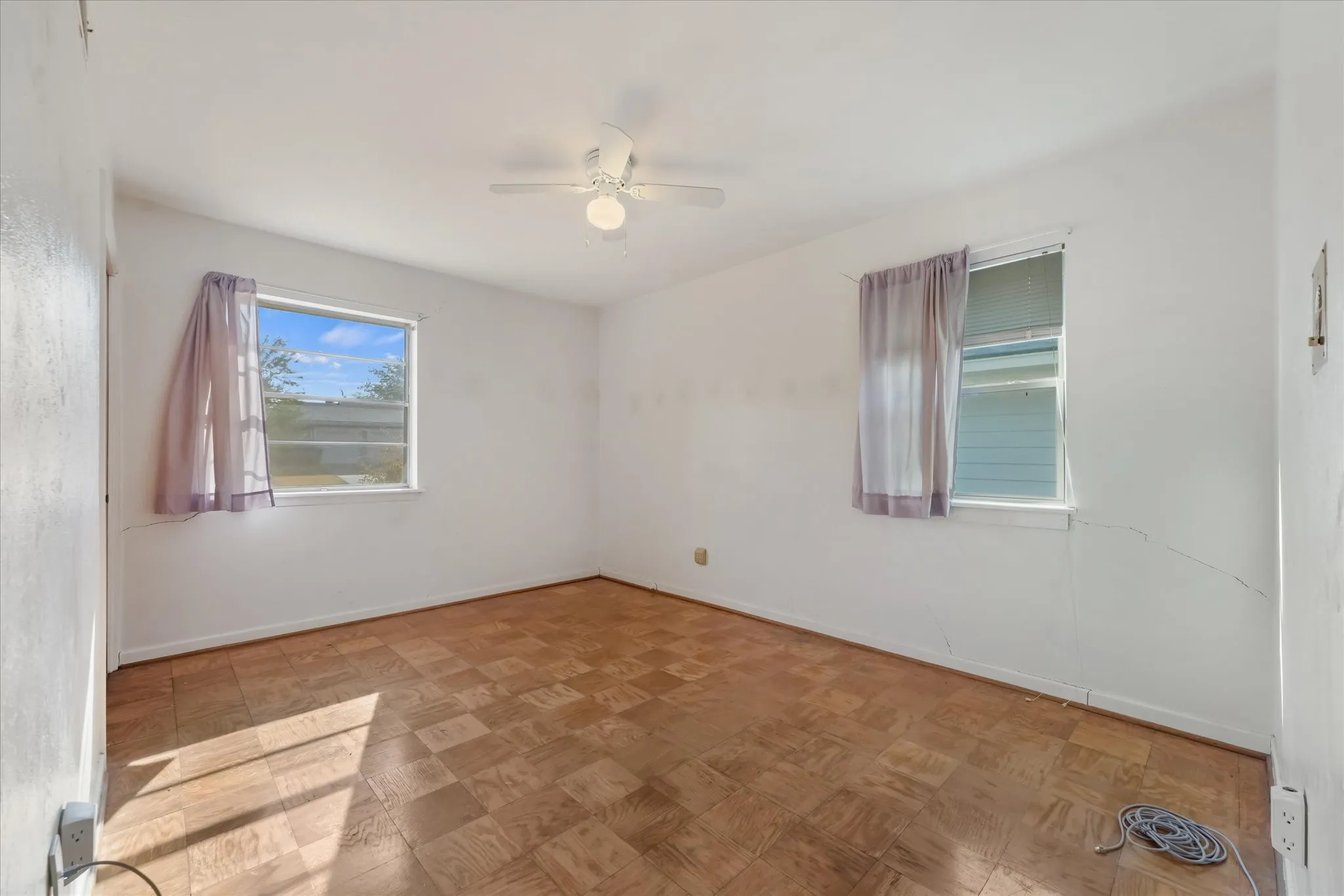 Single Family Residence For Sale in Tarrant County , 813 Jerry Lane, Bedford, Texas 76022, 3 Bedroom, 2 Bathroom, 2 Garage spaces, 1,331 Sqft, built in 1959, mls#21387542, Real Estate Agent in Bedford, Homes For Sale in Tarrant county, Homes For Sale in Bedford, Realtor in Bedford Texas, Real Estate Brokerage Independent Realty Texas, Luminita Cordes Realtor