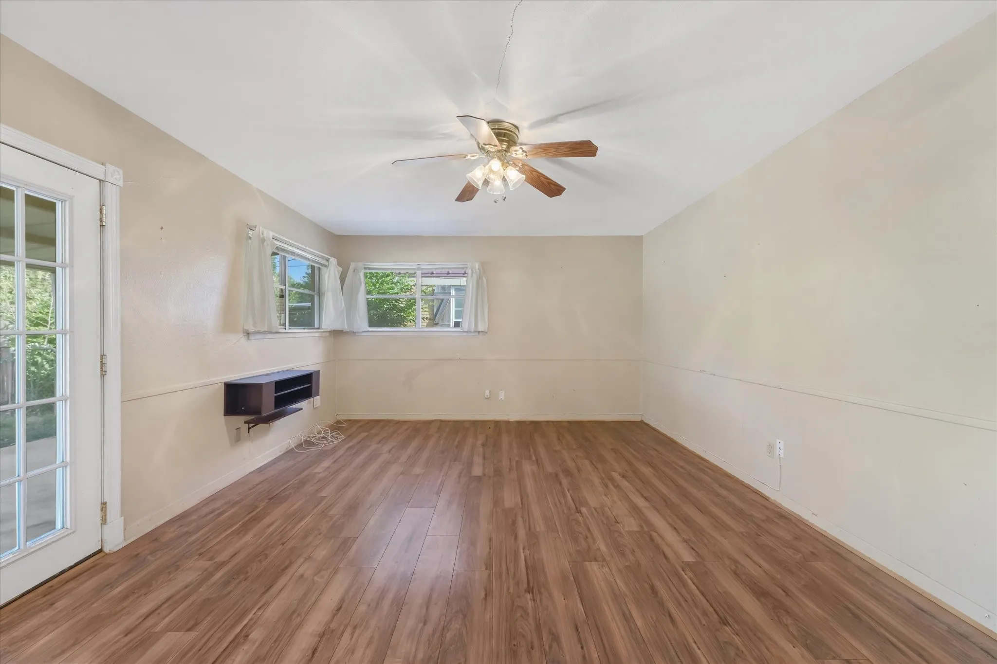 Single Family Residence For Sale in Tarrant County , 813 Jerry Lane, Bedford, Texas 76022, 3 Bedroom, 2 Bathroom, 2 Garage spaces, 1,331 Sqft, built in 1959, mls#21387542, Real Estate Agent in Bedford, Homes For Sale in Tarrant county, Homes For Sale in Bedford, Realtor in Bedford Texas, Real Estate Brokerage Independent Realty Texas, Luminita Cordes Realtor