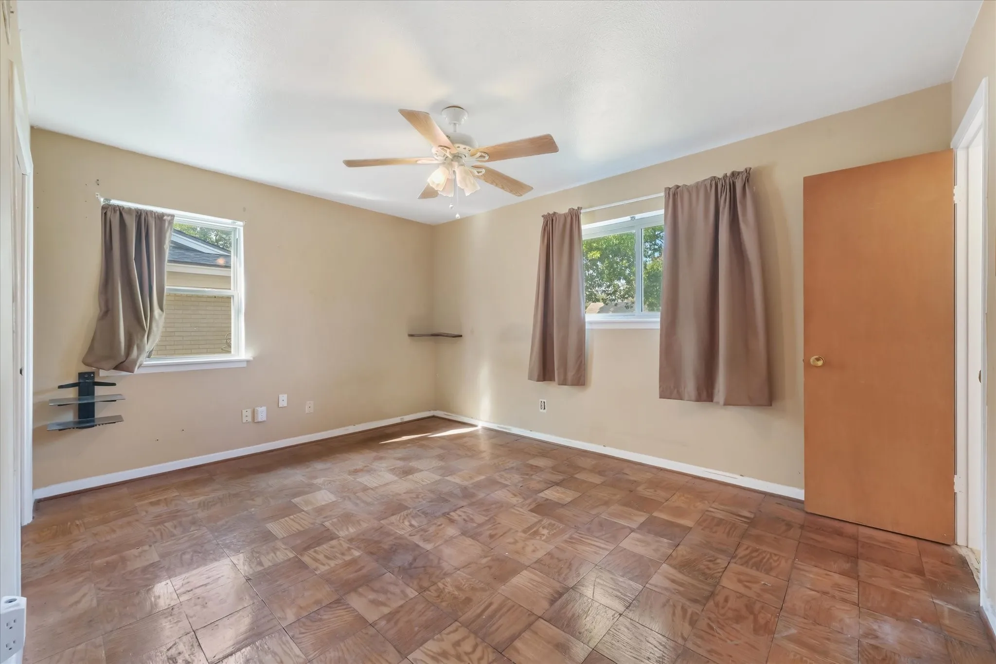 Single Family Residence For Sale in Tarrant County , 813 Jerry Lane, Bedford, Texas 76022, 3 Bedroom, 2 Bathroom, 2 Garage spaces, 1,331 Sqft, built in 1959, mls#21387542, Real Estate Agent in Bedford, Homes For Sale in Tarrant county, Homes For Sale in Bedford, Realtor in Bedford Texas, Real Estate Brokerage Independent Realty Texas, Luminita Cordes Realtor