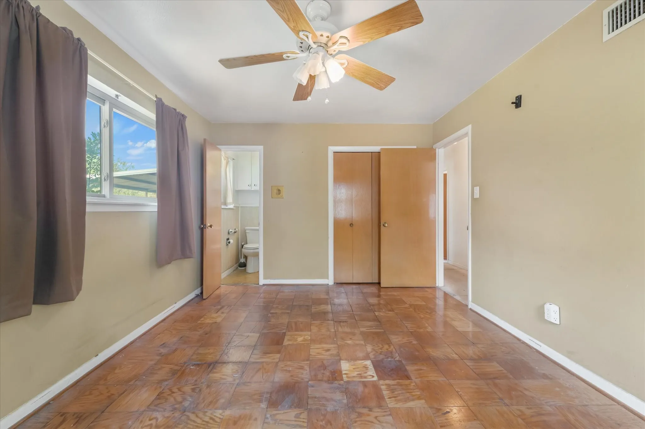 Single Family Residence For Sale in Tarrant County , 813 Jerry Lane, Bedford, Texas 76022, 3 Bedroom, 2 Bathroom, 2 Garage spaces, 1,331 Sqft, built in 1959, mls#21387542, Real Estate Agent in Bedford, Homes For Sale in Tarrant county, Homes For Sale in Bedford, Realtor in Bedford Texas, Real Estate Brokerage Independent Realty Texas, Luminita Cordes Realtor