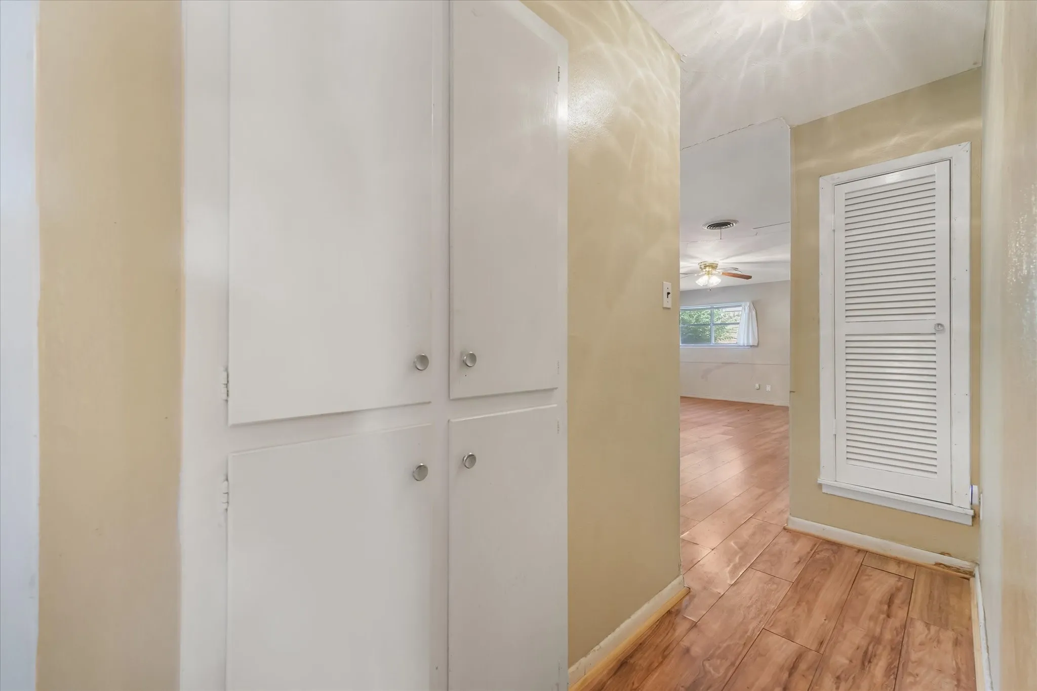 Single Family Residence For Sale in Tarrant County , 813 Jerry Lane, Bedford, Texas 76022, 3 Bedroom, 2 Bathroom, 2 Garage spaces, 1,331 Sqft, built in 1959, mls#21387542, Real Estate Agent in Bedford, Homes For Sale in Tarrant county, Homes For Sale in Bedford, Realtor in Bedford Texas, Real Estate Brokerage Independent Realty Texas, Luminita Cordes Realtor