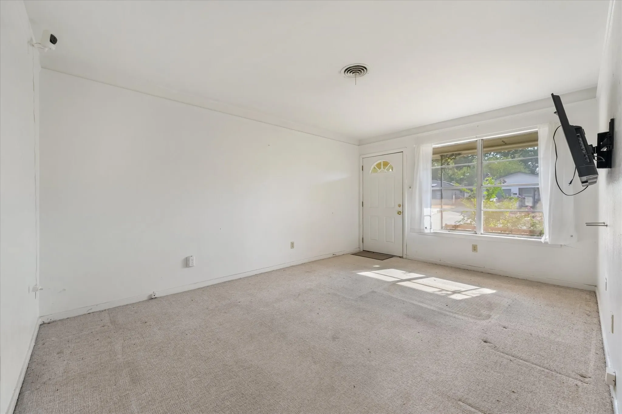 Single Family Residence For Sale in Tarrant County , 813 Jerry Lane, Bedford, Texas 76022, 3 Bedroom, 2 Bathroom, 2 Garage spaces, 1,331 Sqft, built in 1959, mls#21387542, Real Estate Agent in Bedford, Homes For Sale in Tarrant county, Homes For Sale in Bedford, Realtor in Bedford Texas, Real Estate Brokerage Independent Realty Texas, Luminita Cordes Realtor