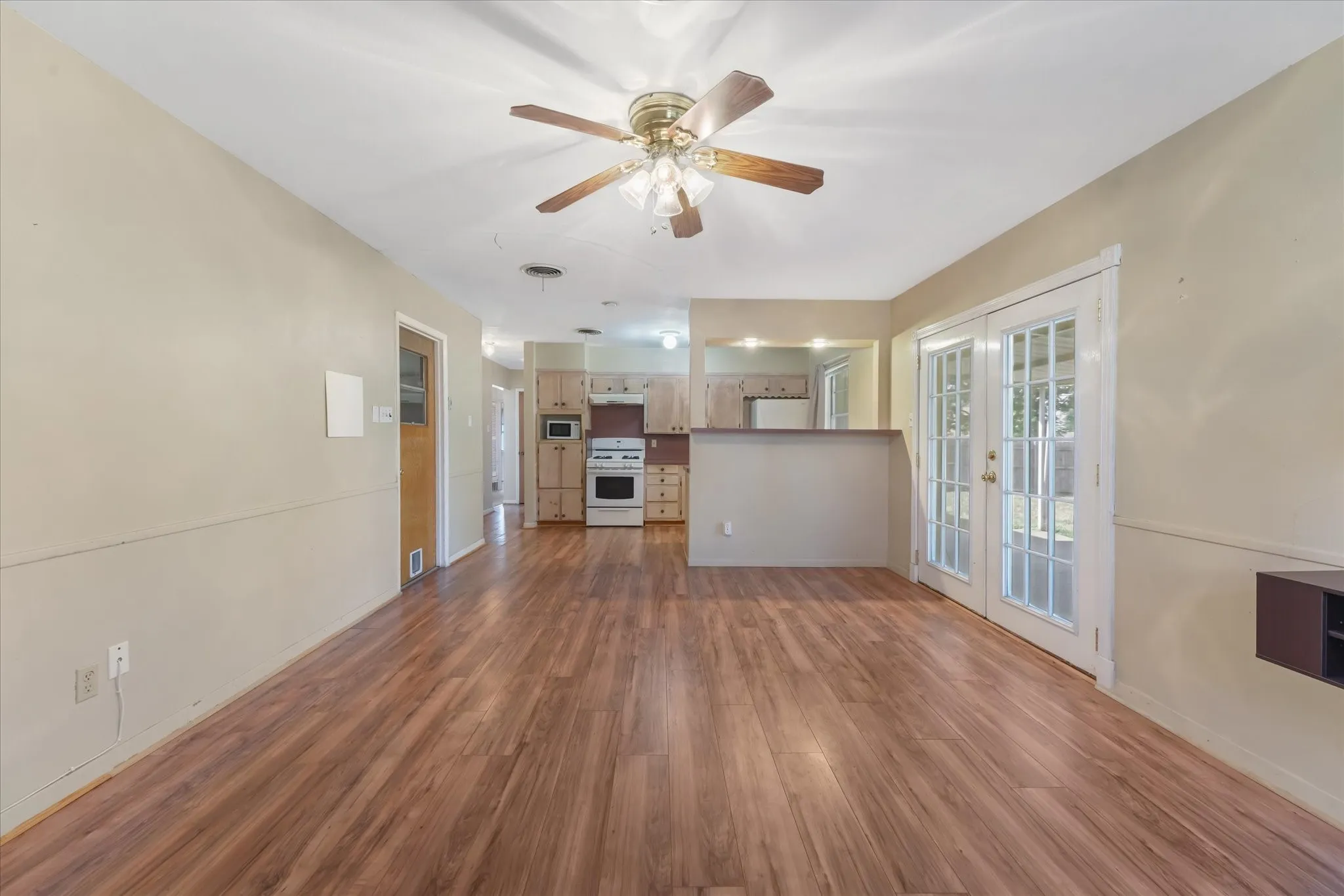 Single Family Residence For Sale in Tarrant County , 813 Jerry Lane, Bedford, Texas 76022, 3 Bedroom, 2 Bathroom, 2 Garage spaces, 1,331 Sqft, built in 1959, mls#21387542, Real Estate Agent in Bedford, Homes For Sale in Tarrant county, Homes For Sale in Bedford, Realtor in Bedford Texas, Real Estate Brokerage Independent Realty Texas, Luminita Cordes Realtor