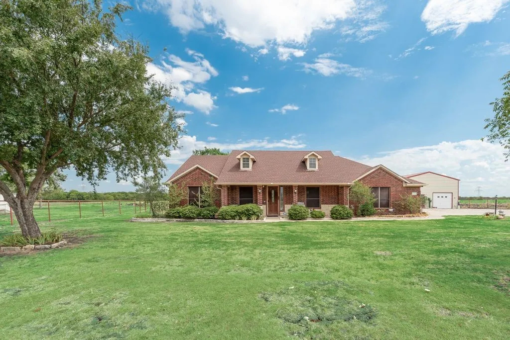 Single Family Residence For Rent in Collin County , 7151 County Road 595, Nevada, Texas 75173, 3 Bedroom, 2 Bathroom, 2 Garage spaces, 2,067 Sqft, built in 2002, mls#21389196, Real Estate Agent in Nevada, Homes For Rent in Collin county, Homes For Rent in Nevada, Realtor in Nevada Texas, Real Estate Brokerage Independent Realty Texas, Luminita Cordes Realtor