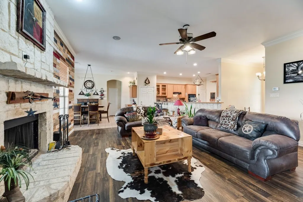 Single Family Residence For Rent in Collin County , 7151 County Road 595, Nevada, Texas 75173, 3 Bedroom, 2 Bathroom, 2 Garage spaces, 2,067 Sqft, built in 2002, mls#21389196, Real Estate Agent in Nevada, Homes For Rent in Collin county, Homes For Rent in Nevada, Realtor in Nevada Texas, Real Estate Brokerage Independent Realty Texas, Luminita Cordes Realtor