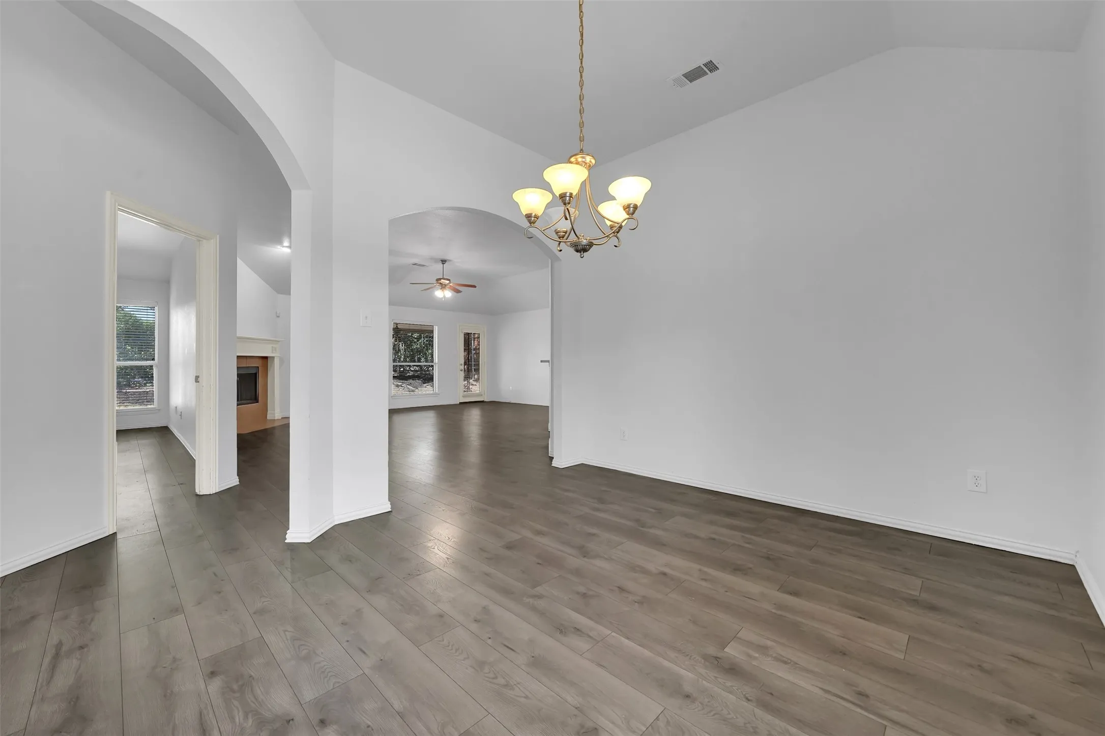 Single Family Residence For Sale in Dallas County , 2309 Trickling Creek Drive, Garland, Texas 75041, 3 Bedroom, 2 Bathroom, 2 Garage spaces, 1,749 Sqft, built in 2005, mls#21389127, Real Estate Agent in Garland, Homes For Sale in Dallas county, Homes For Sale in Garland, Realtor in Garland Texas, Real Estate Brokerage Independent Realty Texas, Luminita Cordes Realtor