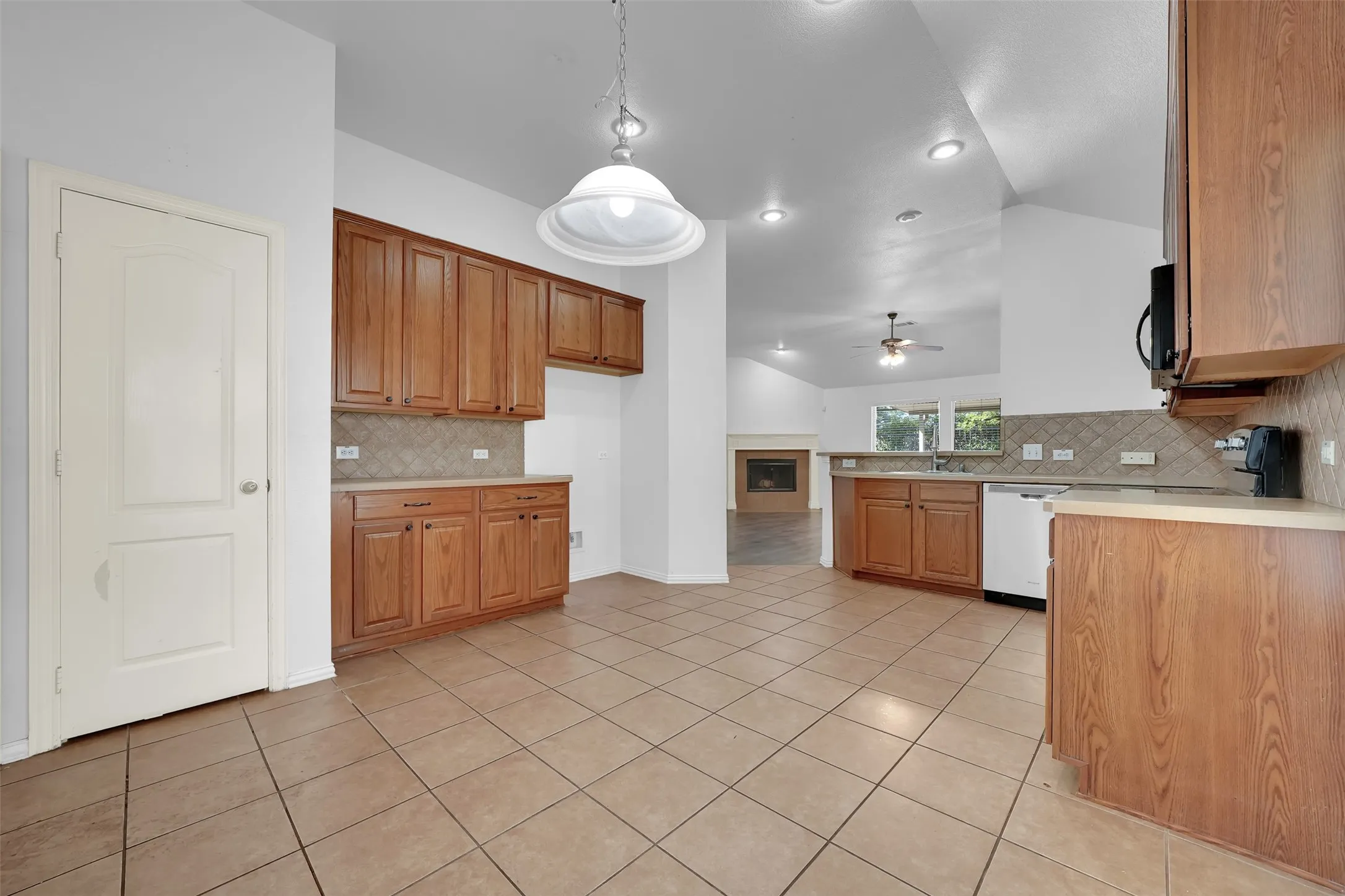 Single Family Residence For Sale in Dallas County , 2309 Trickling Creek Drive, Garland, Texas 75041, 3 Bedroom, 2 Bathroom, 2 Garage spaces, 1,749 Sqft, built in 2005, mls#21389127, Real Estate Agent in Garland, Homes For Sale in Dallas county, Homes For Sale in Garland, Realtor in Garland Texas, Real Estate Brokerage Independent Realty Texas, Luminita Cordes Realtor