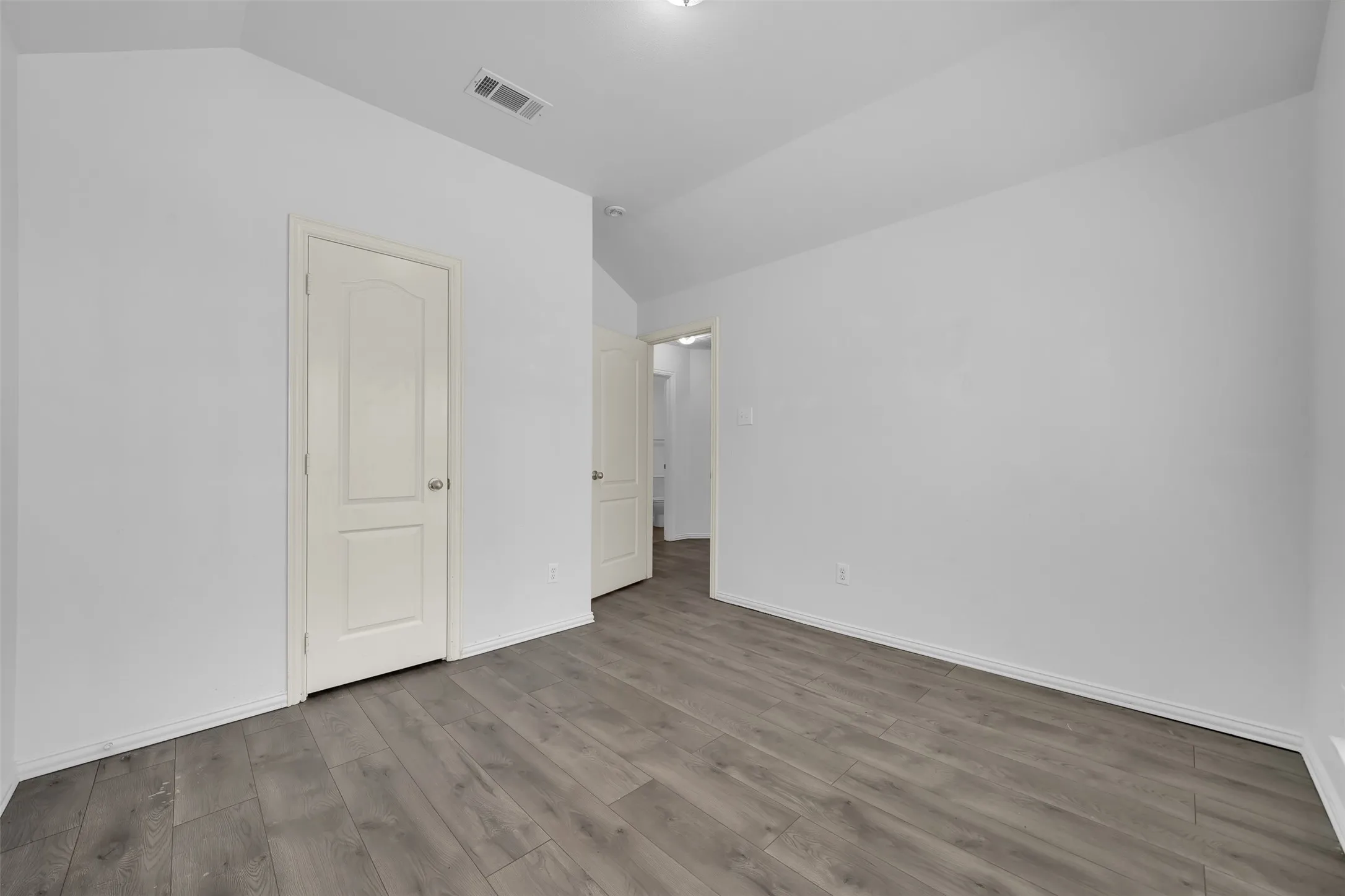 Single Family Residence For Sale in Dallas County , 2309 Trickling Creek Drive, Garland, Texas 75041, 3 Bedroom, 2 Bathroom, 2 Garage spaces, 1,749 Sqft, built in 2005, mls#21389127, Real Estate Agent in Garland, Homes For Sale in Dallas county, Homes For Sale in Garland, Realtor in Garland Texas, Real Estate Brokerage Independent Realty Texas, Luminita Cordes Realtor