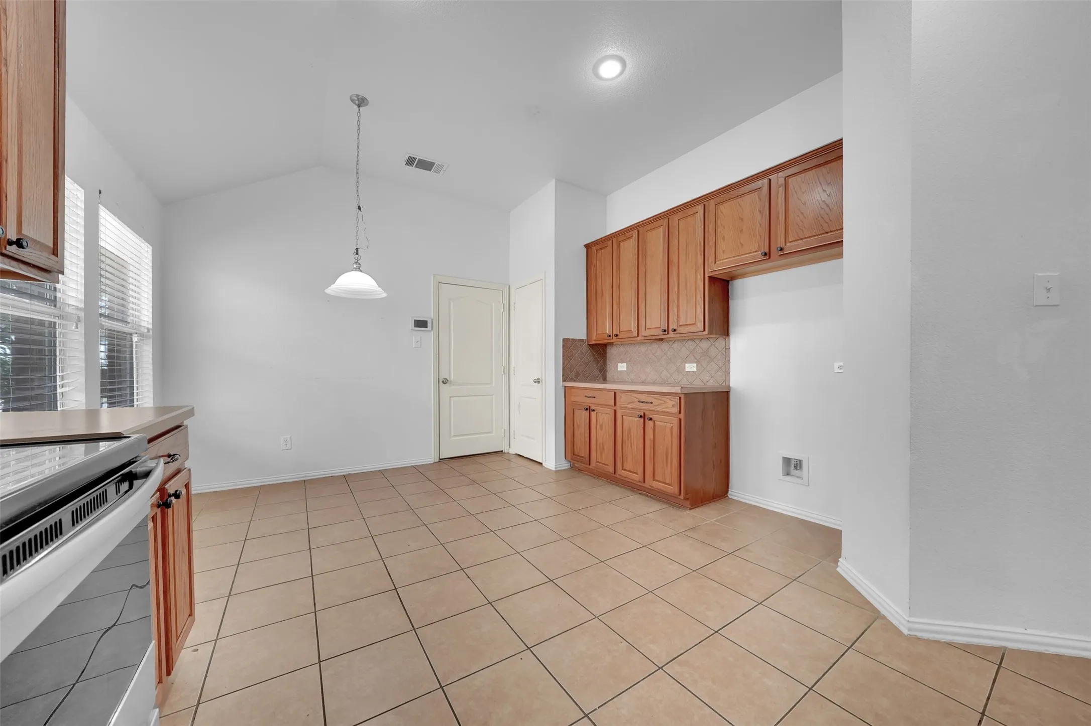 Single Family Residence For Sale in Dallas County , 2309 Trickling Creek Drive, Garland, Texas 75041, 3 Bedroom, 2 Bathroom, 2 Garage spaces, 1,749 Sqft, built in 2005, mls#21389127, Real Estate Agent in Garland, Homes For Sale in Dallas county, Homes For Sale in Garland, Realtor in Garland Texas, Real Estate Brokerage Independent Realty Texas, Luminita Cordes Realtor
