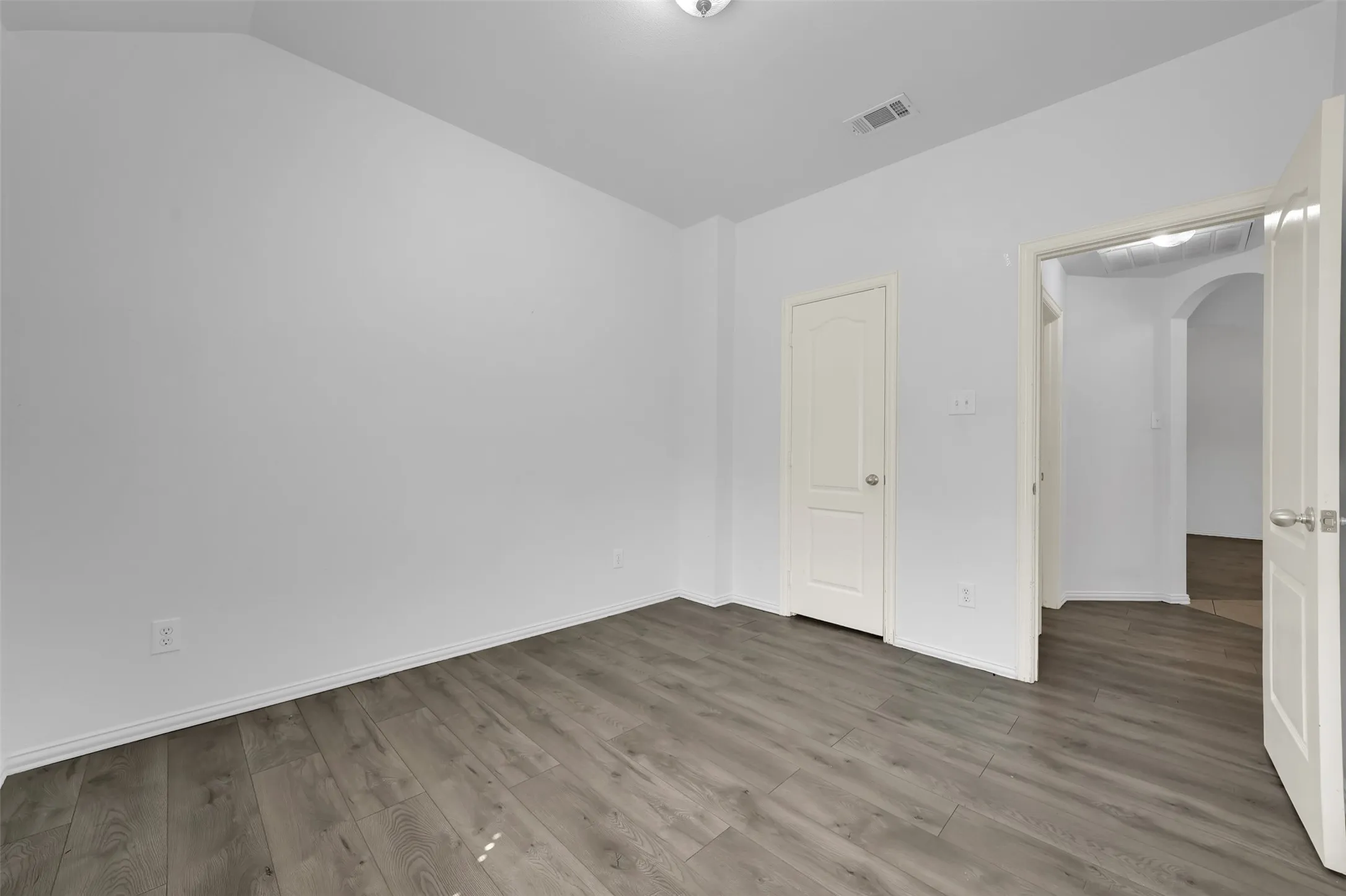 Single Family Residence For Sale in Dallas County , 2309 Trickling Creek Drive, Garland, Texas 75041, 3 Bedroom, 2 Bathroom, 2 Garage spaces, 1,749 Sqft, built in 2005, mls#21389127, Real Estate Agent in Garland, Homes For Sale in Dallas county, Homes For Sale in Garland, Realtor in Garland Texas, Real Estate Brokerage Independent Realty Texas, Luminita Cordes Realtor