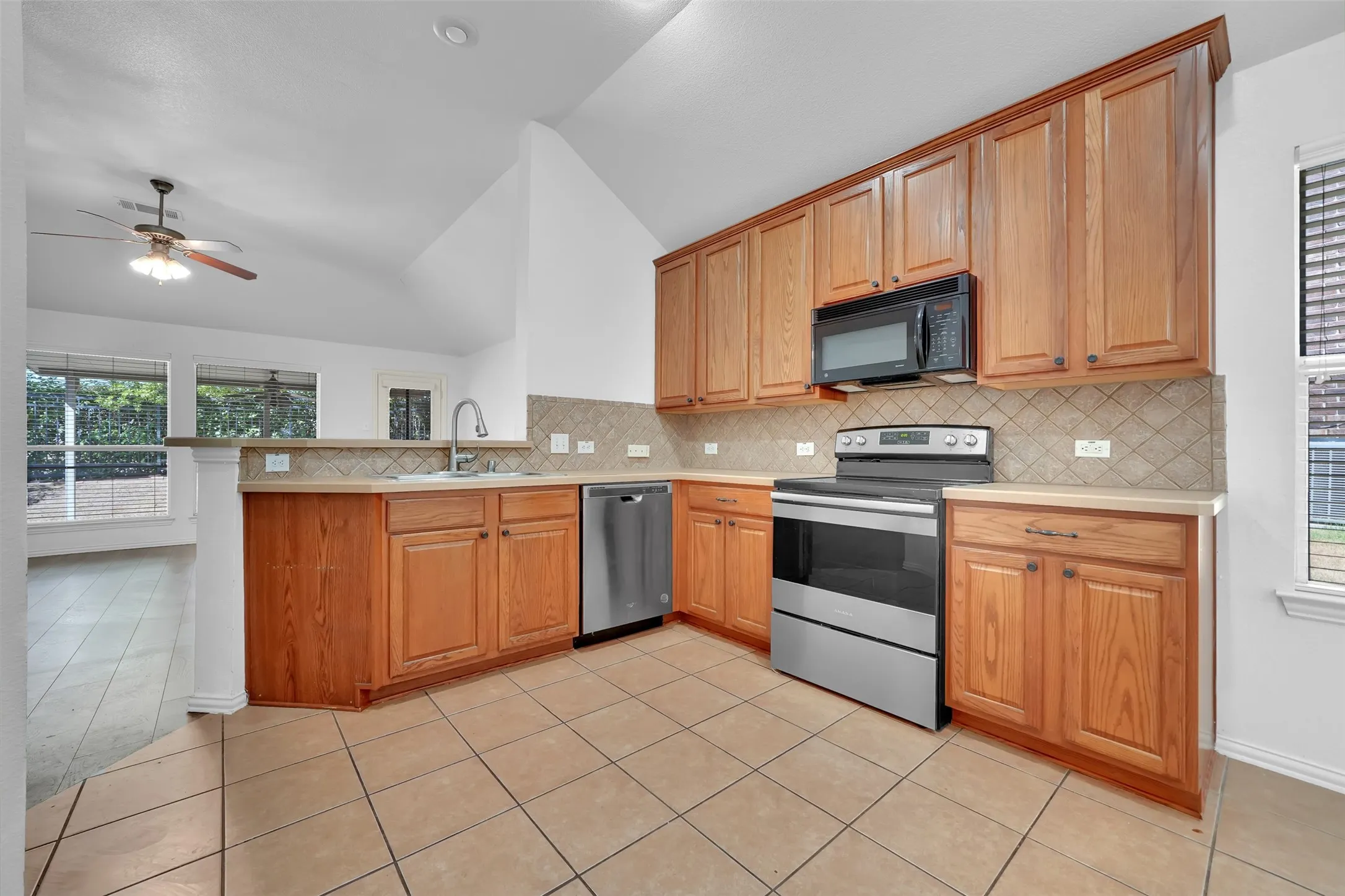 Single Family Residence For Sale in Dallas County , 2309 Trickling Creek Drive, Garland, Texas 75041, 3 Bedroom, 2 Bathroom, 2 Garage spaces, 1,749 Sqft, built in 2005, mls#21389127, Real Estate Agent in Garland, Homes For Sale in Dallas county, Homes For Sale in Garland, Realtor in Garland Texas, Real Estate Brokerage Independent Realty Texas, Luminita Cordes Realtor